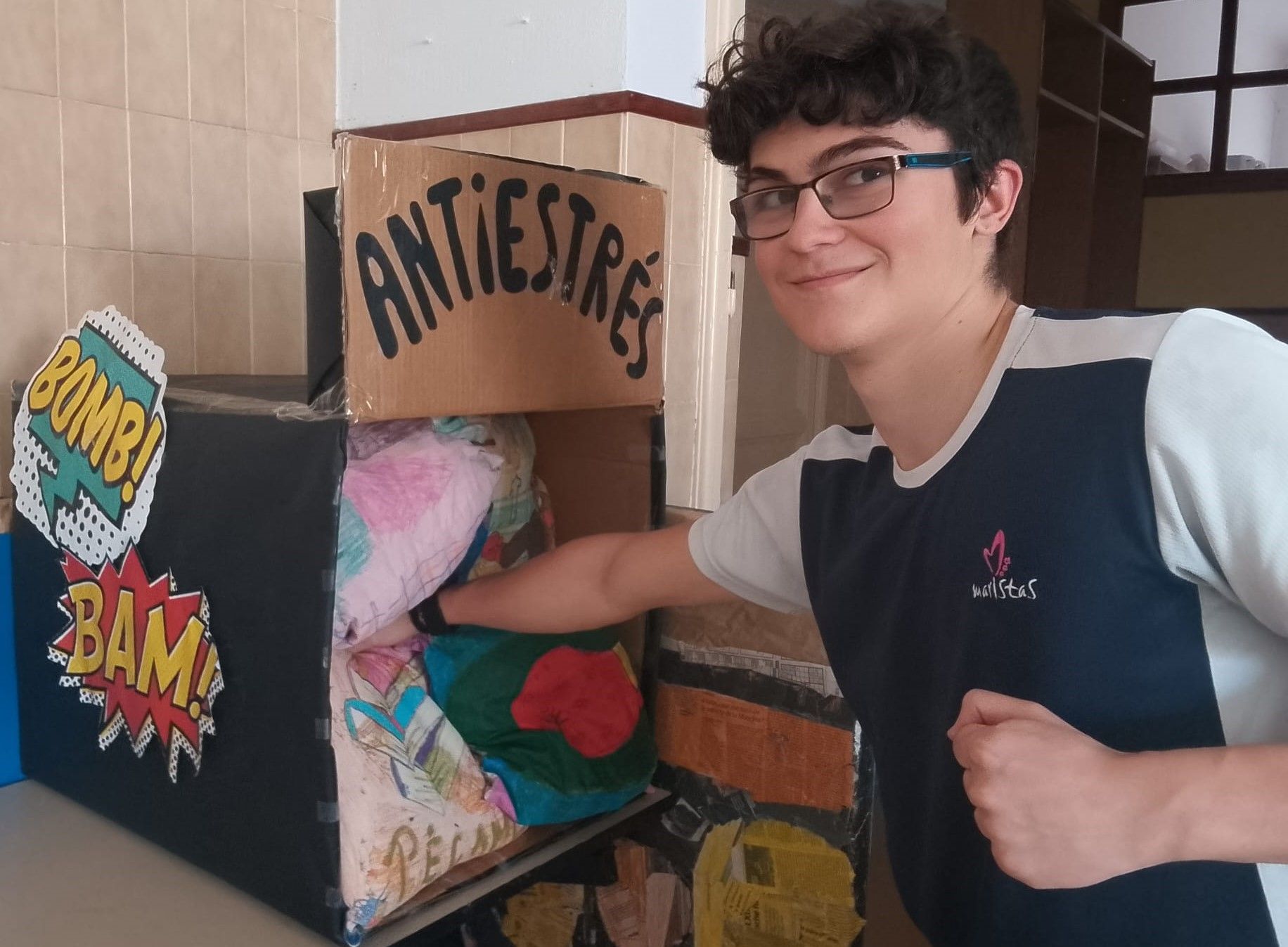 Un alumno golpeando uno de los sistemas antiestrés. Un alumno golpeando uno de los sistemas antiestrés.