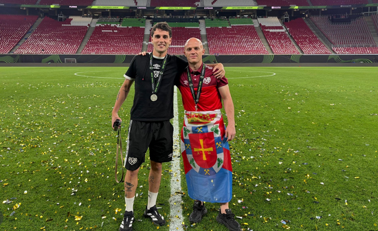 Isi Palazón no se olvidó del Bierzo en la final de la Conference League. DIEGO VÁZQUEZ Isi Palazón no se olvidó del Bierzo en la final de la Conference League. DIEGO VÁZQUEZ