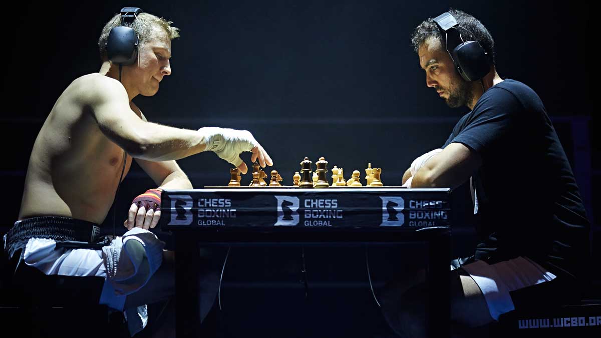 Jonathan Rodríguez, a la derecha, durante la partida de ajedrez en un torneo de ‘chessboxing’. | L.N.C. Jonathan Rodríguez, a la derecha, durante la partida de ajedrez en un torneo de ‘chessboxing’. | L.N.C.