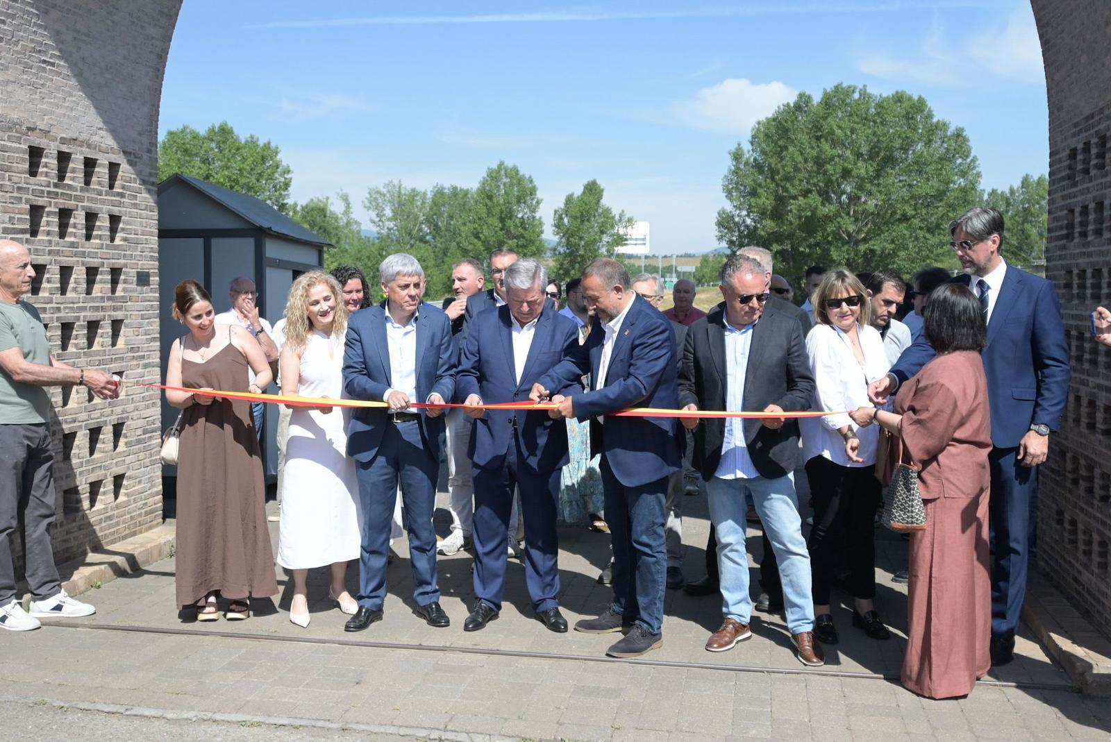 Acto de inauguración de la feria en el Oro de Roma de Carracedelo. | L.N.C. Acto de inauguración de la feria en el Oro de Roma de Carracedelo. | L.N.C.
