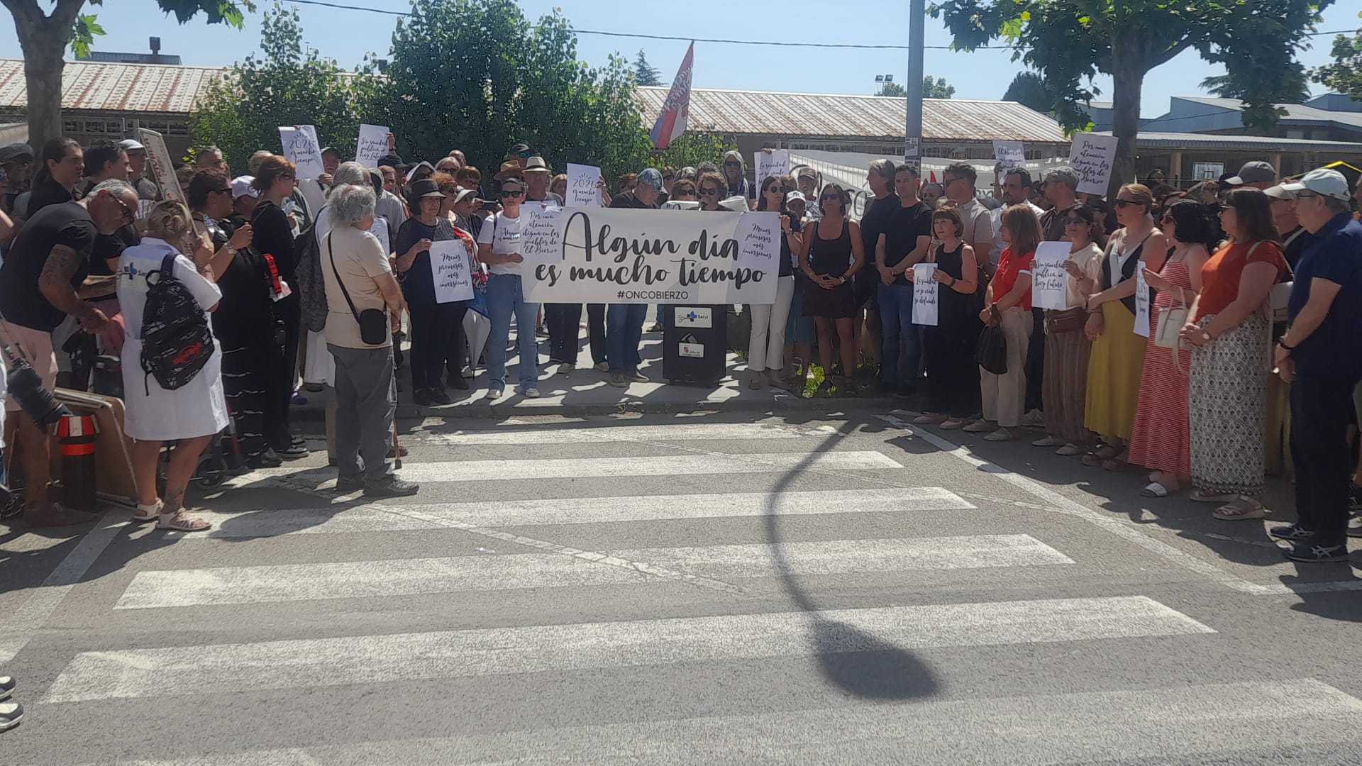 El PSOE participó en la movilización ante el Hospital El Bierzo. | MAR IGLESIAS El PSOE participó en la movilización ante el Hospital El Bierzo. | MAR IGLESIAS