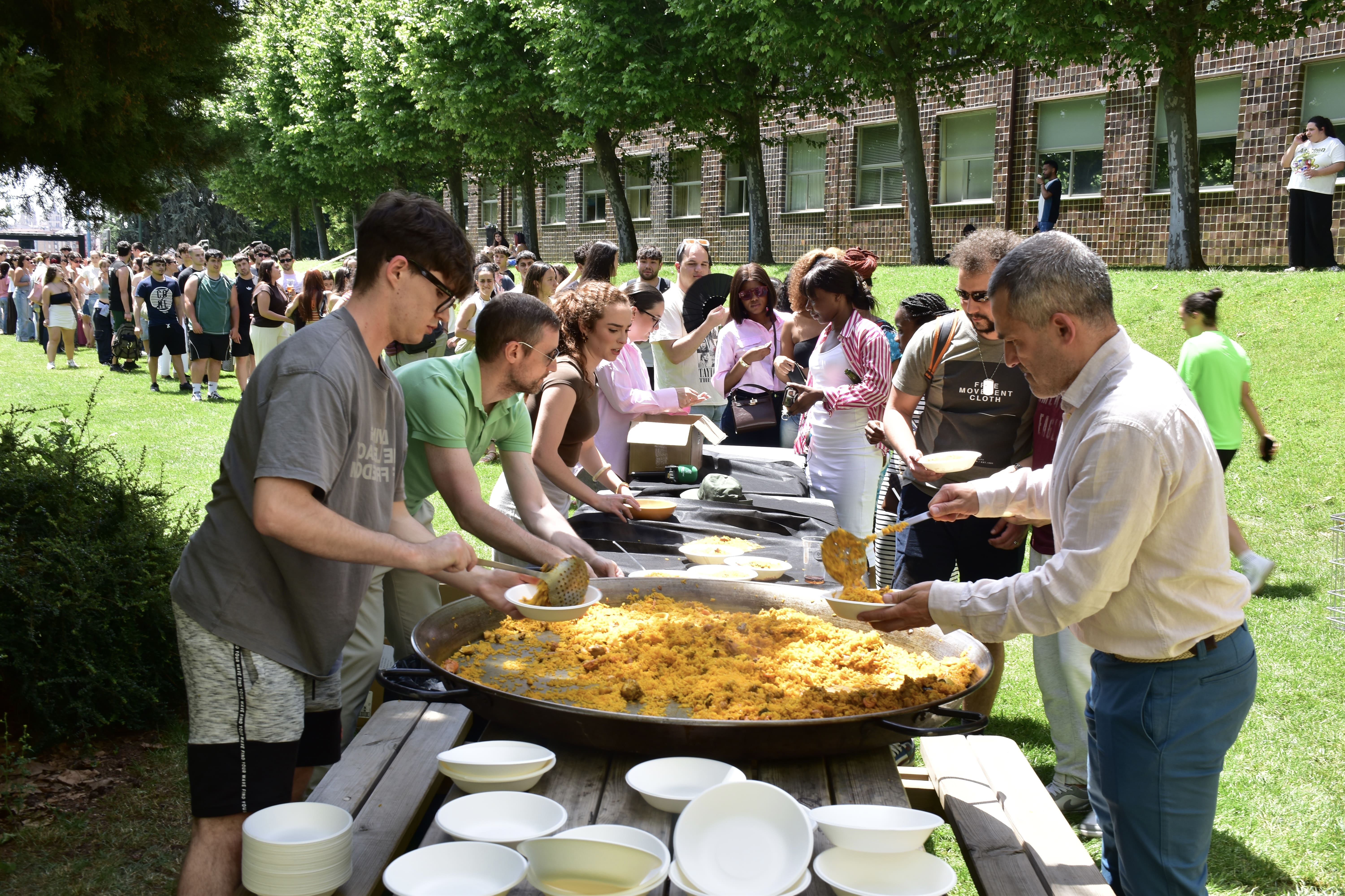 Más de 600 estudiantes participaron en la paellada de la ULE Más de 600 estudiantes participaron en la paellada de la ULE