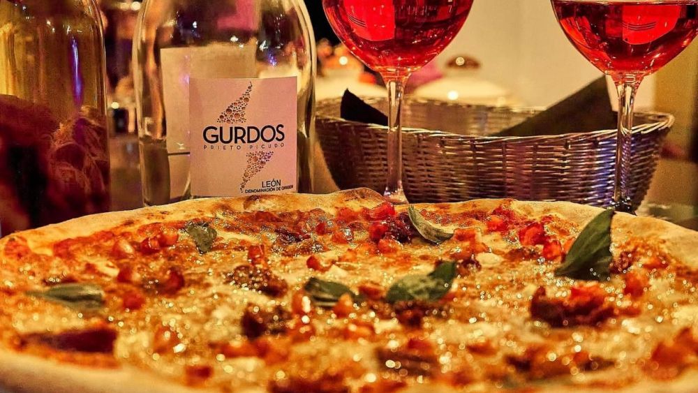 La apuesta por los productos de León también tiene su representación en los vinos Prieto Picudo que sirven de acompañamiento perfecto para las pizzas La apuesta por los productos de León también tiene su representación en los vinos Prieto Picudo que sirven de acompañamiento perfecto para las pizzas