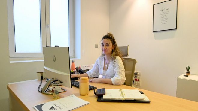 Cristina Martínez, una de las dos hijas de Isabel Fuertes, es la encargada del departamento de contabilidad Cristina Martínez, una de las dos hijas de Isabel Fuertes, es la encargada del departamento de contabilidad