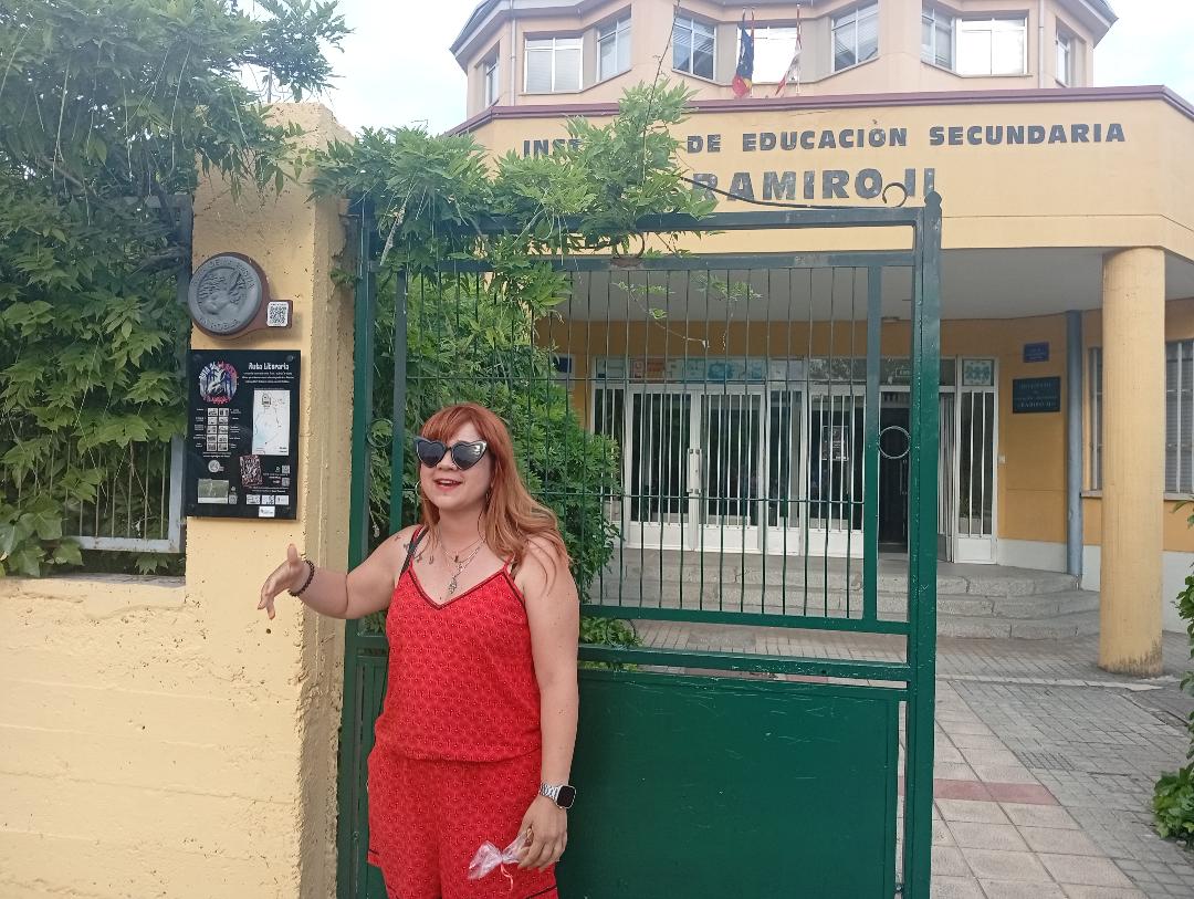 La autora de la novela en la placa QR colocada en el IES Ramiro II. |  E. NIÑO