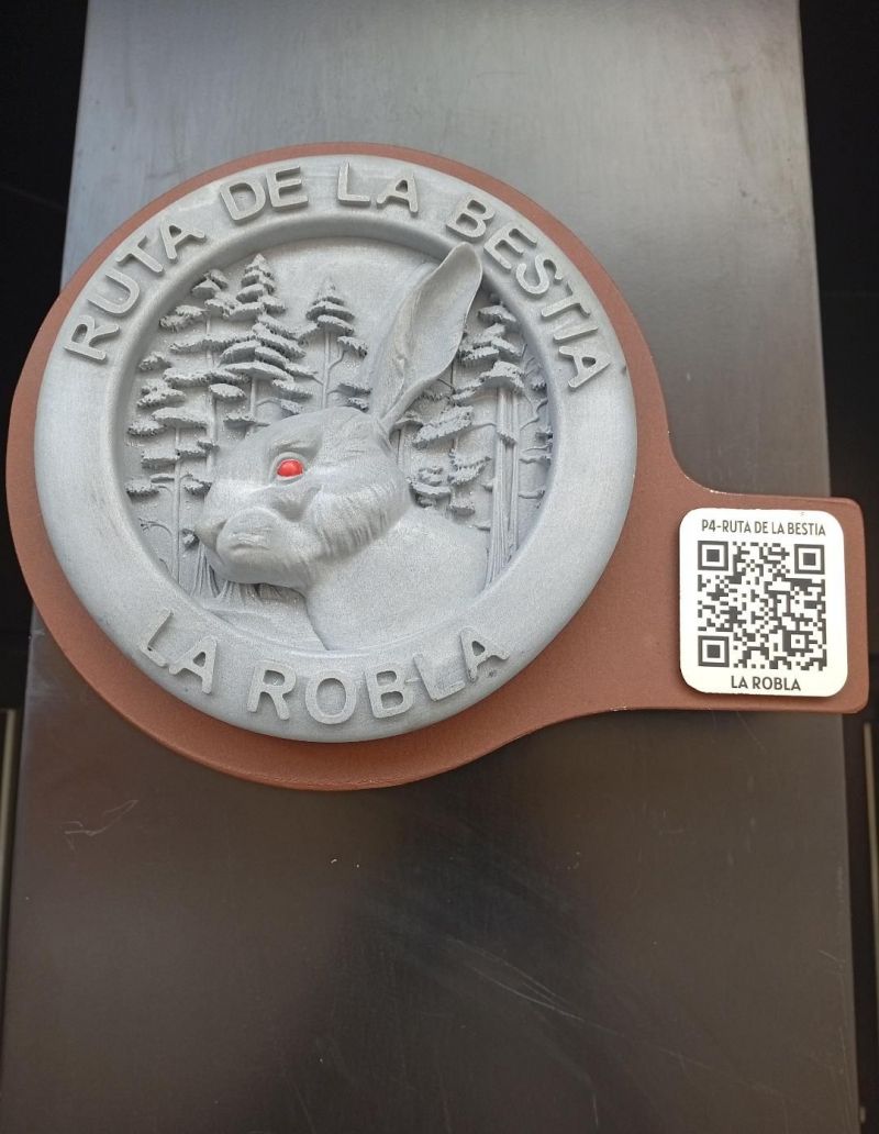Detalle de una de las esculturas con el QR. E. NIÑO Detalle de una de las esculturas con el QR. E. NIÑO