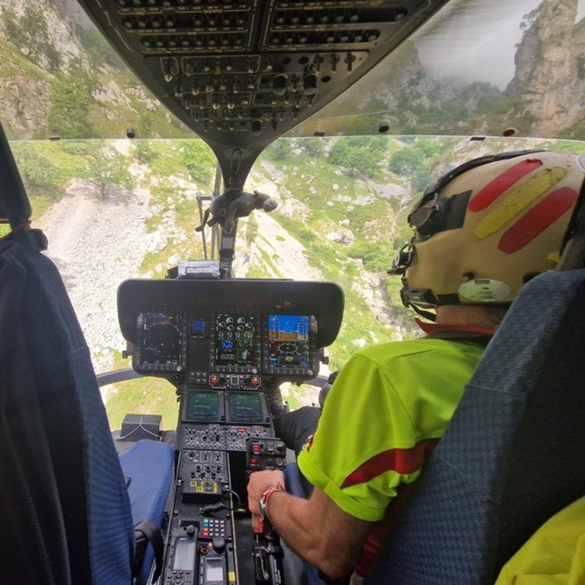 Un instante del rescate de los dos montañeros por parte del Grupo de Rescate de la Junta. 
