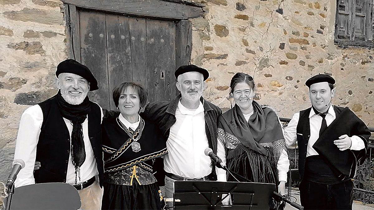 Roberto, Lola, Alberto, Merche y David, ellos son Folk de Filandón, que esta tarde estarán en el Auditorio de la capital con Las hilanderas de León.