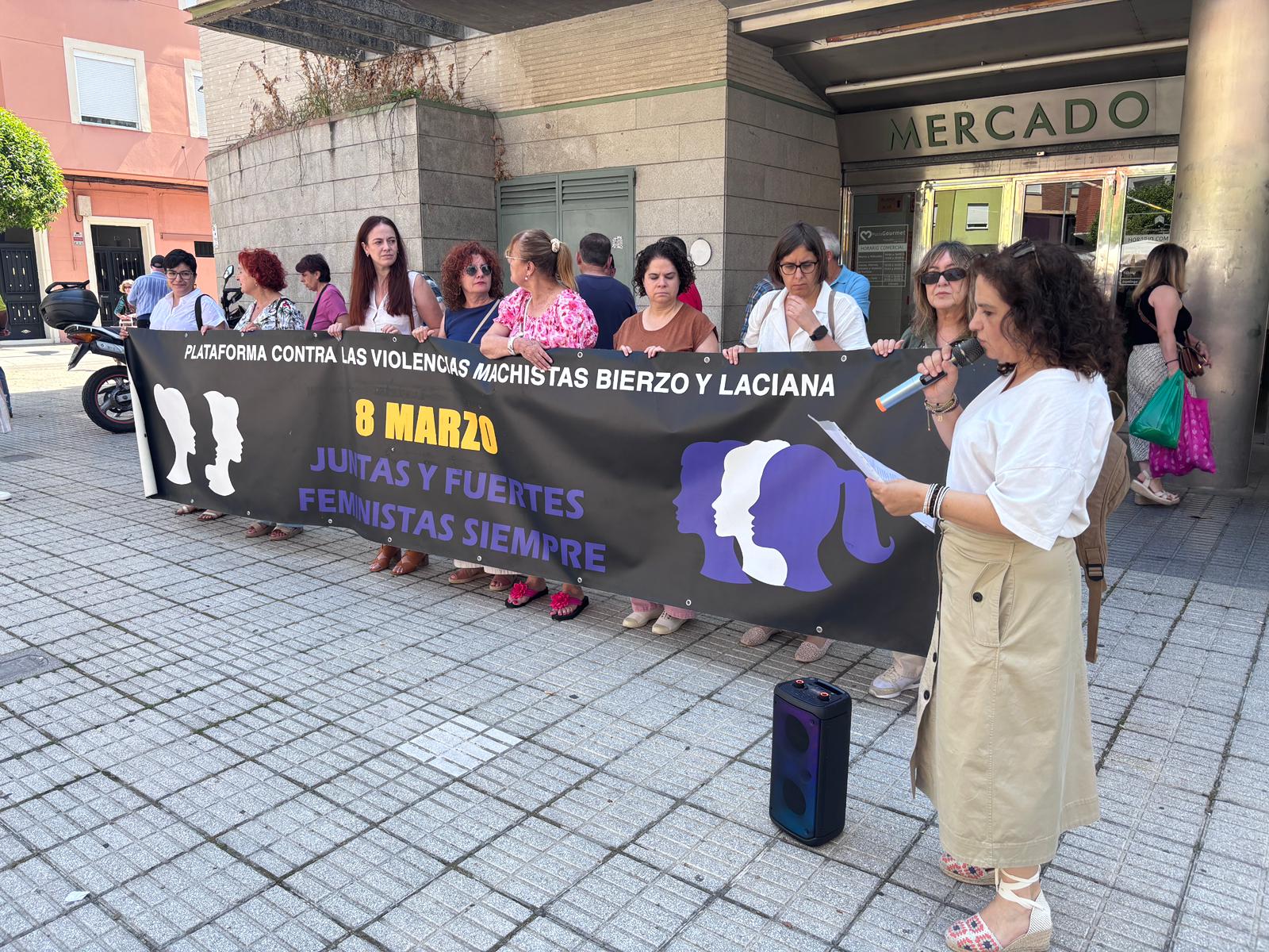 La concejala del PSOE de Ponferrad Susana Rivada leyó el manifiesto. | JAVIER FERNÁNDEZ