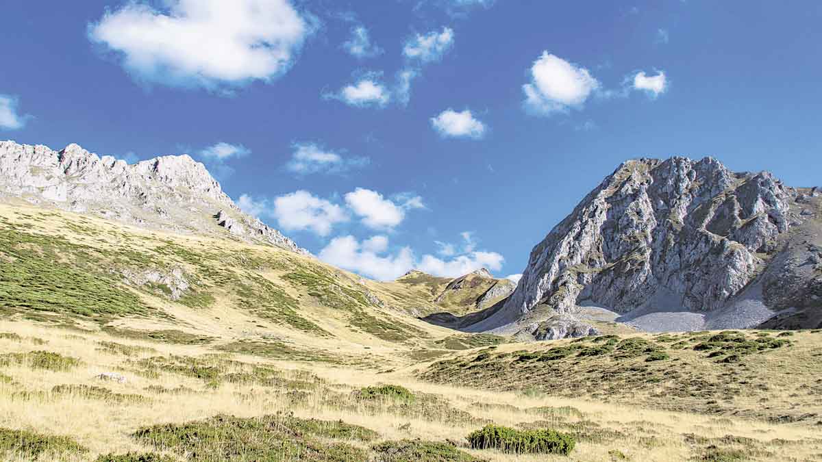 Desde Valverde la Cruz a la izquierda, la Polinosa a la derecha y el Cervunal al fondo. | VICENTE GARCÍA