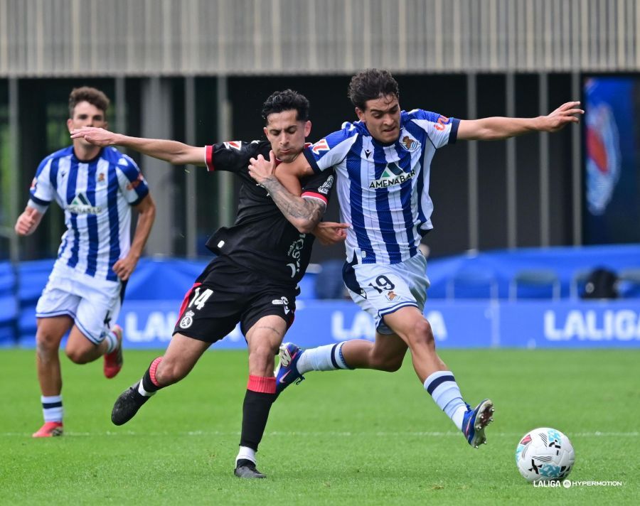 Bicho pelea por un balón dividido con el defensor de la Real B. | LA LIGA