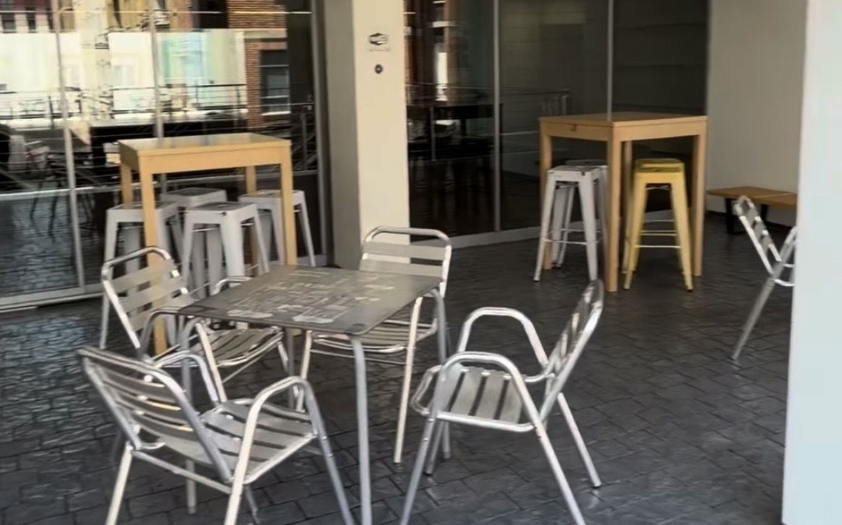 Captura de pantalla del vídeo compartido del concejal de Comercio de una terraza del mercado. Captura de pantalla del vídeo compartido del concejal de Comercio de una terraza del mercado.