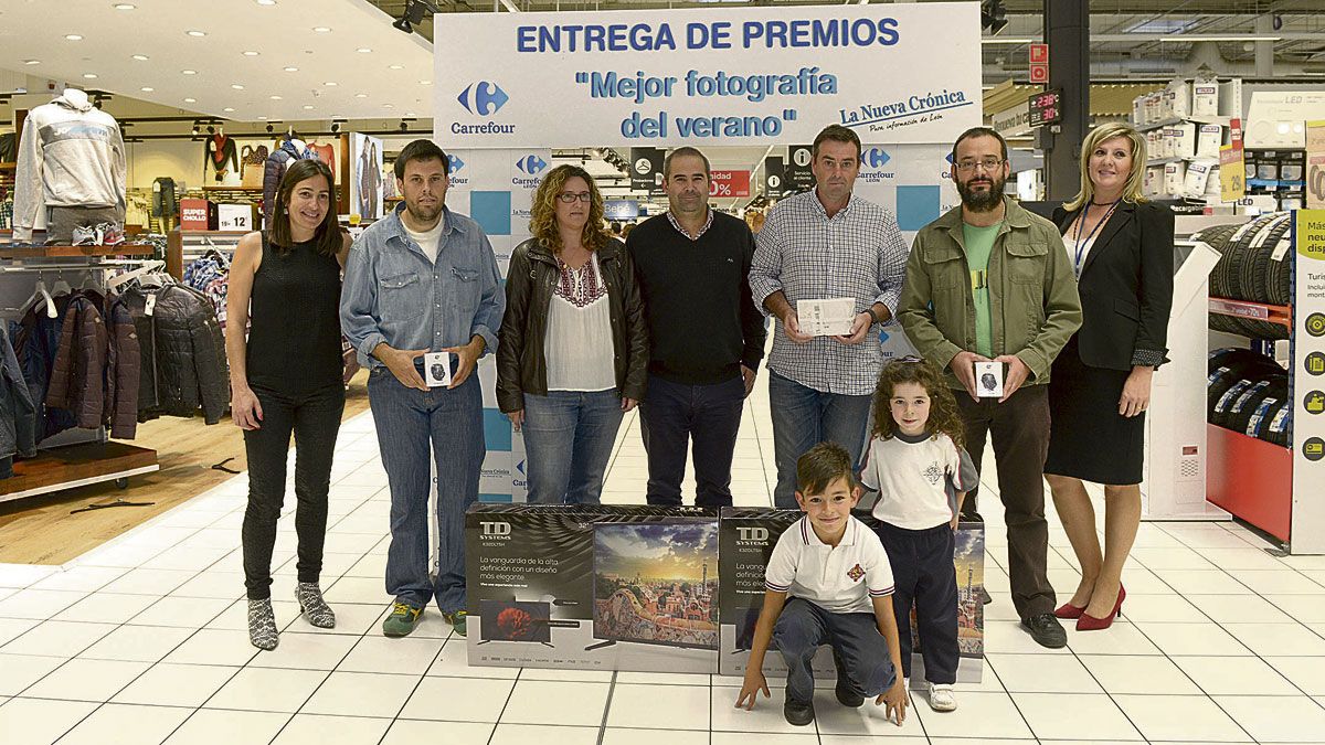 Imagen de los agraciados con los representantes de las entidades organizadoras del concurso fotográfico, este jueves en el Centro comercial Carrefour. | MAURICIO PEÑA