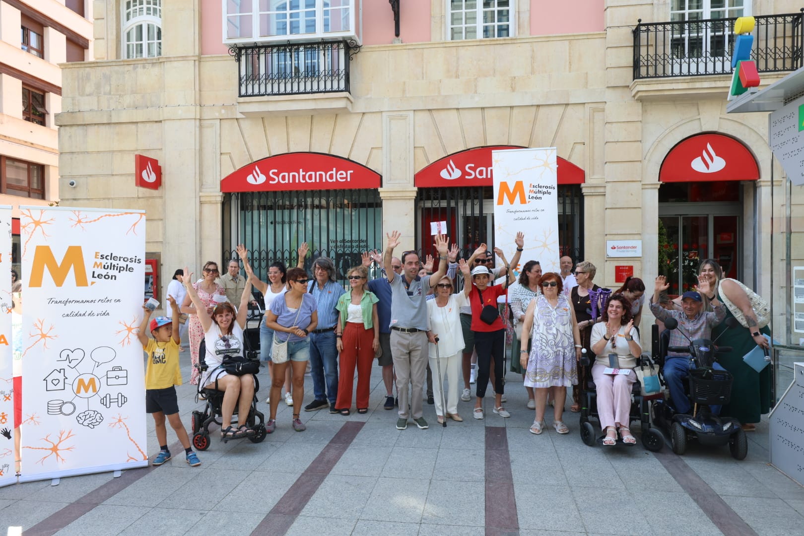 Acto en Ordoño II por el Día Mundial de la Esclerosis Múltiple. | FERNANDO OTERO