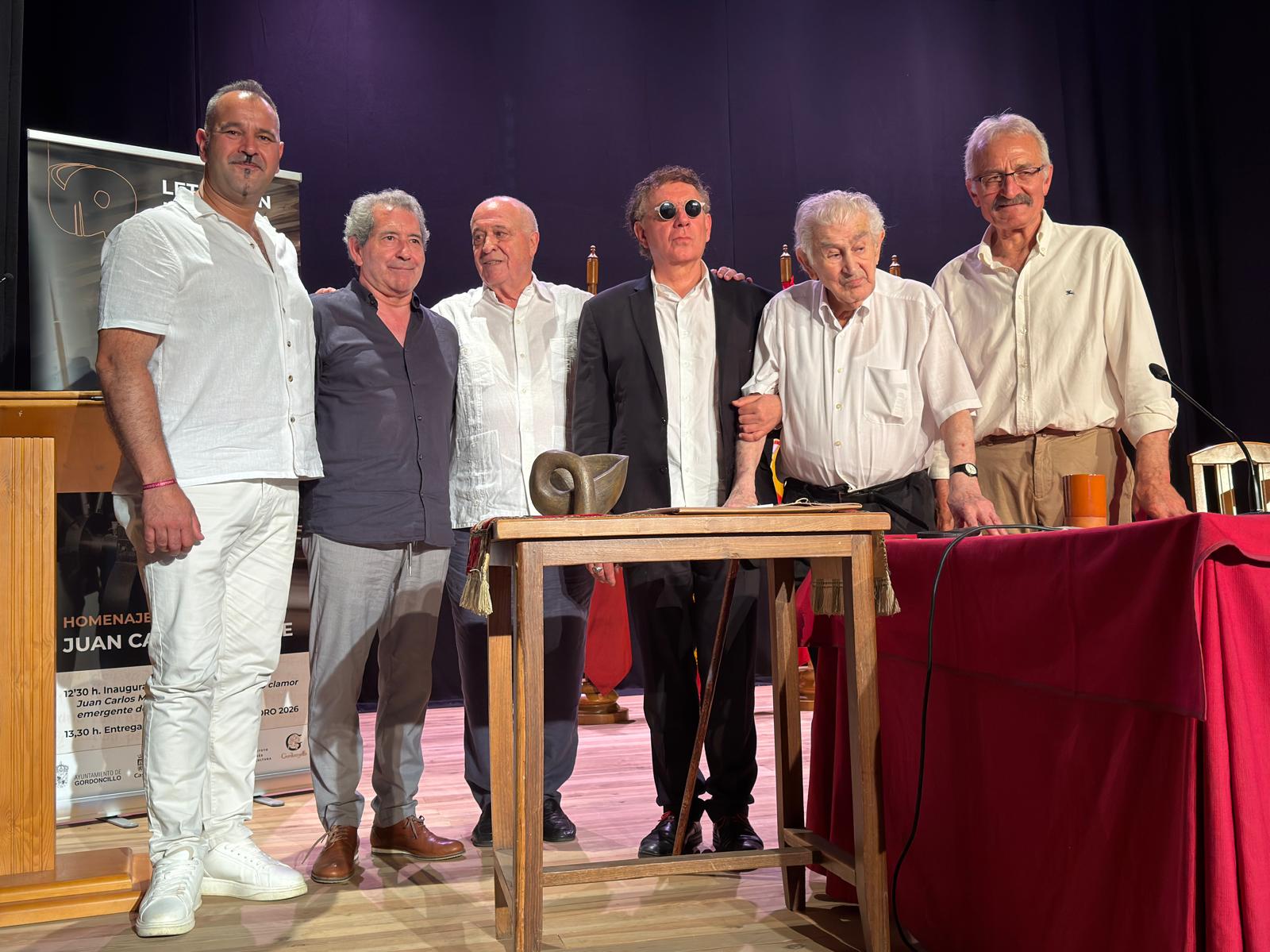 Mestre y Gamoneda, junto a autoridades y los responsables de la exposición en el Mihacale. | L.N.C.