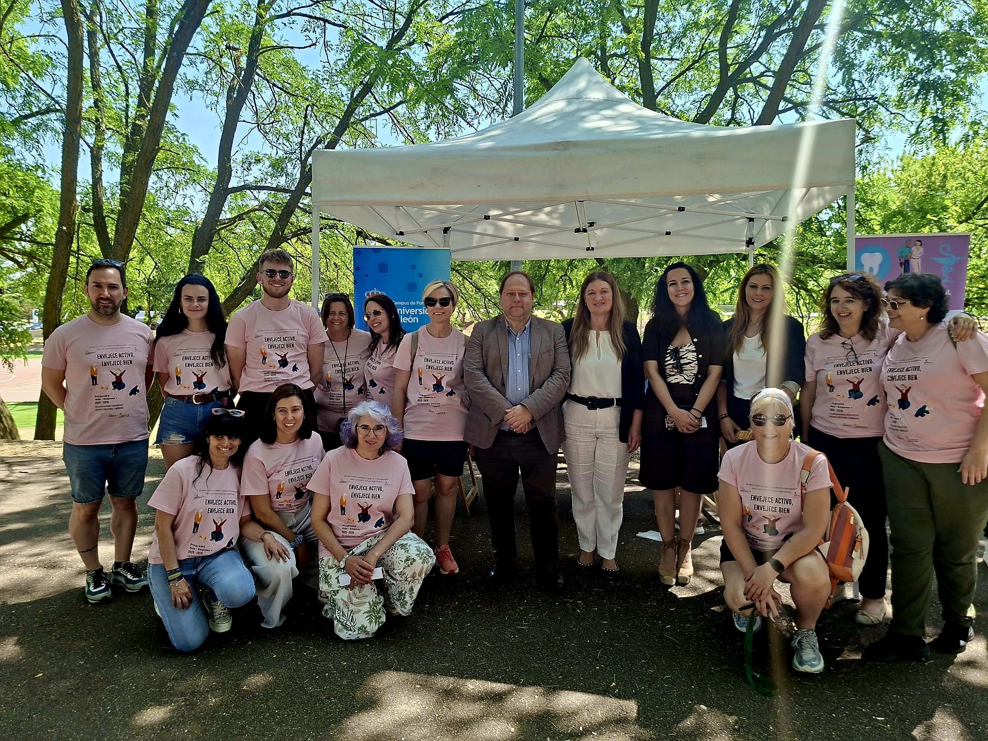 Foto de familia de los participantes en el paseo saludable con distintos talleres. | L.N.C.