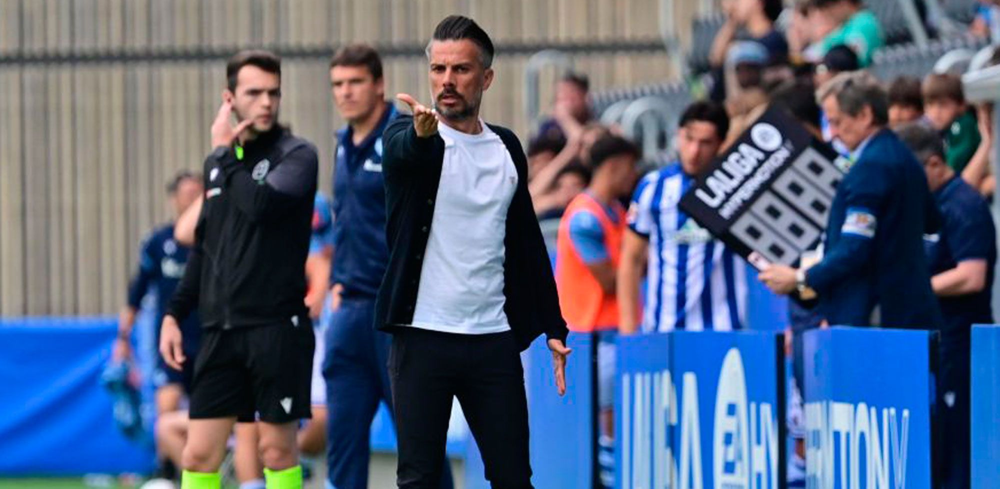 De la Barrera da instrucciones desde la banda. | LA LIGA
