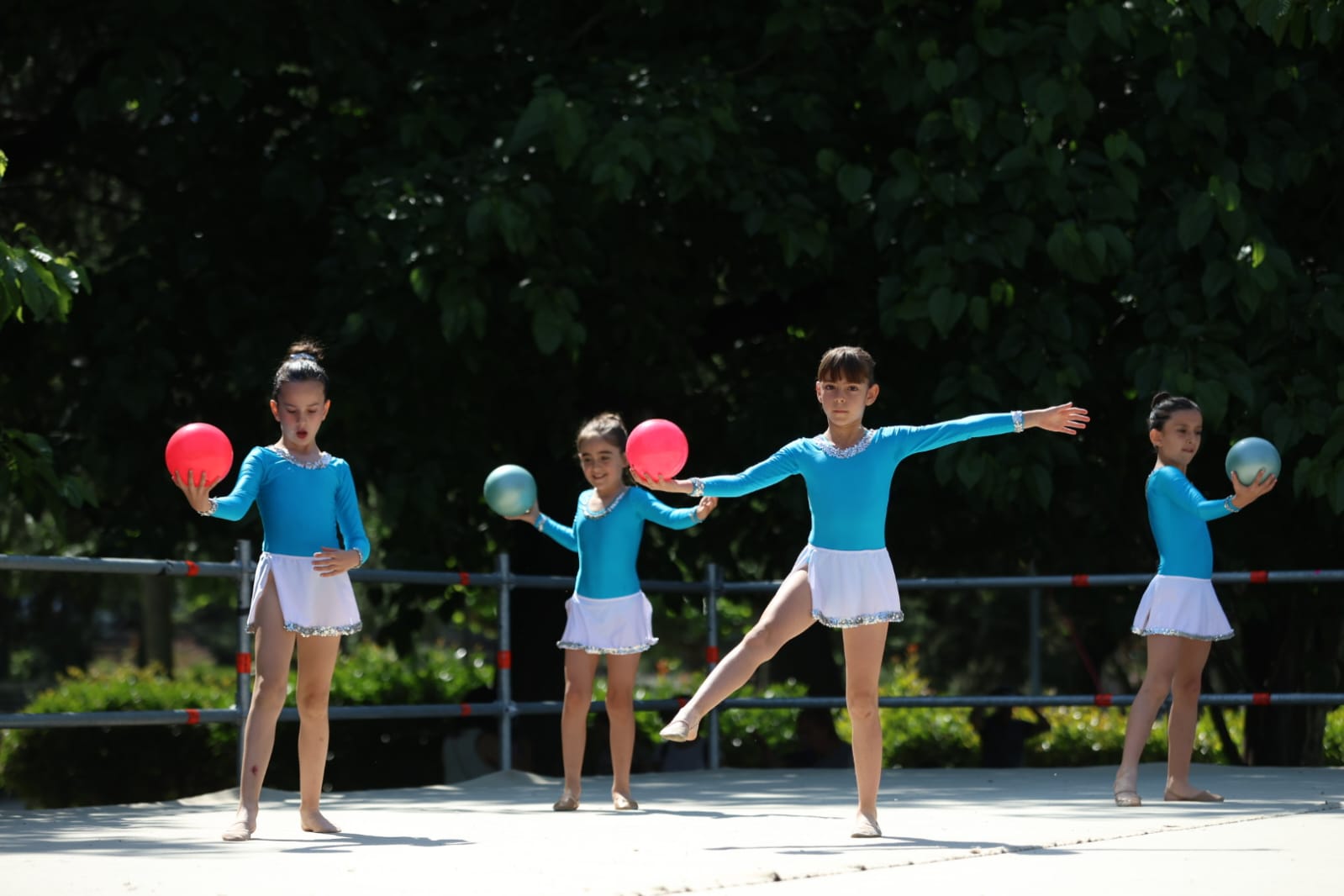Diferentes momentos de la gran jornada deportiva de Municipalia en el paseo de Papalaguinda. FERNANDO OTERO (1)