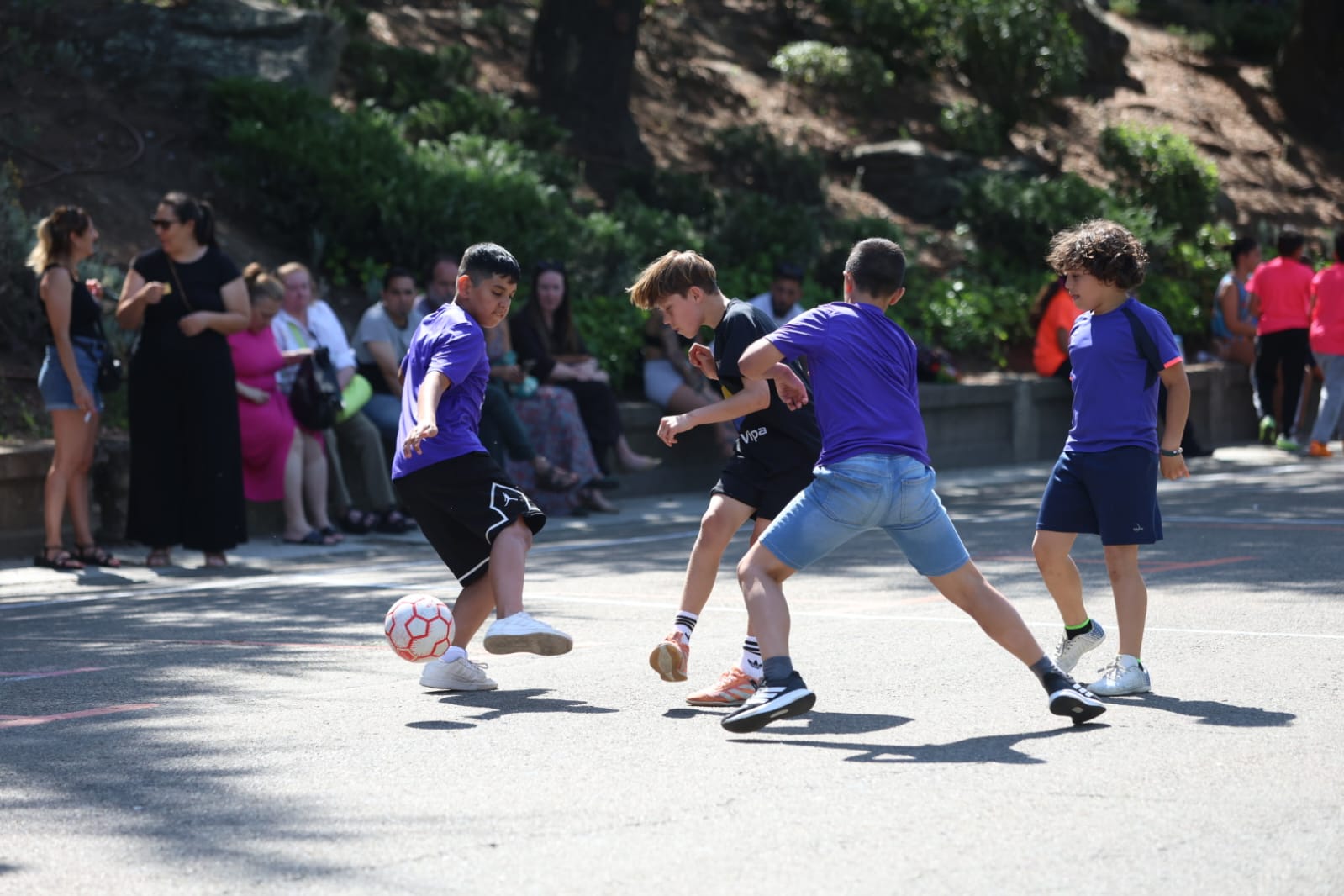 Diferentes momentos de la gran jornada deportiva de Municipalia en el paseo de Papalaguinda. FERNANDO OTERO (2)