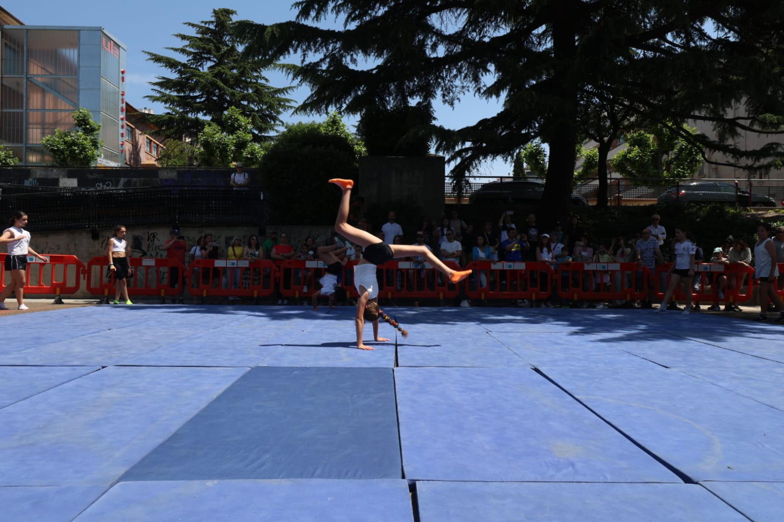 Diferentes momentos de la gran jornada deportiva de Municipalia en el paseo de Papalaguinda. FERNANDO OTERO (10)