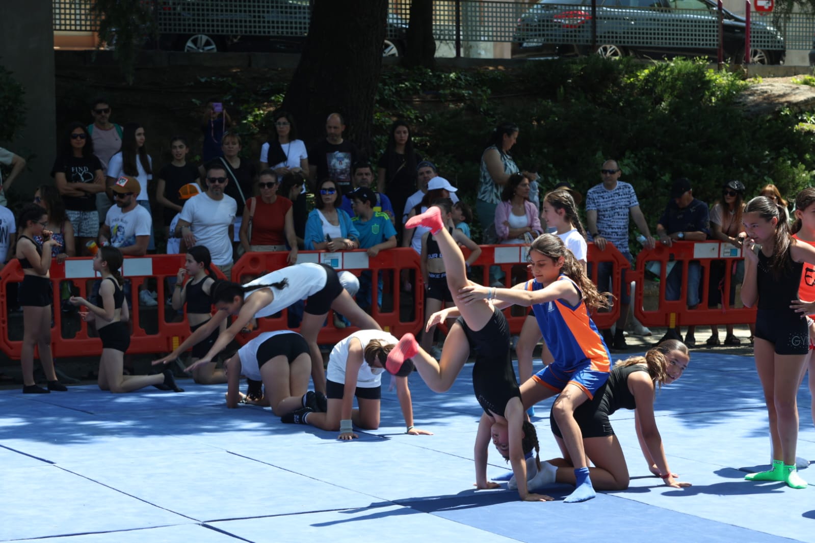 Diferentes momentos de la gran jornada deportiva de Municipalia en el paseo de Papalaguinda. FERNANDO OTERO (12)