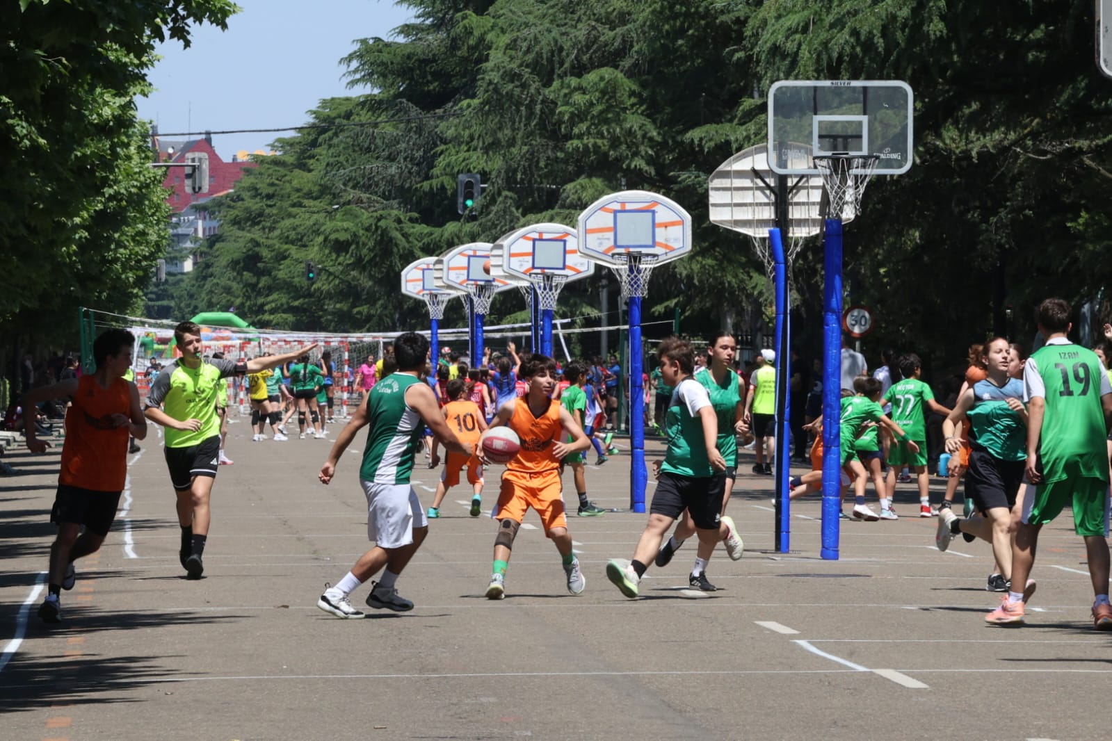 Diferentes momentos de la gran jornada deportiva de Municipalia en el paseo de Papalaguinda. FERNANDO OTERO (14)