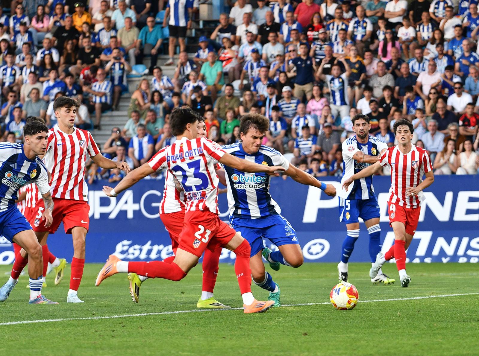 La Deportiva se dejó media eliminatoria en un Toralín a reventar y contra diez toda la segunda parte. REPORTAJE GRÁFICO QUINITO