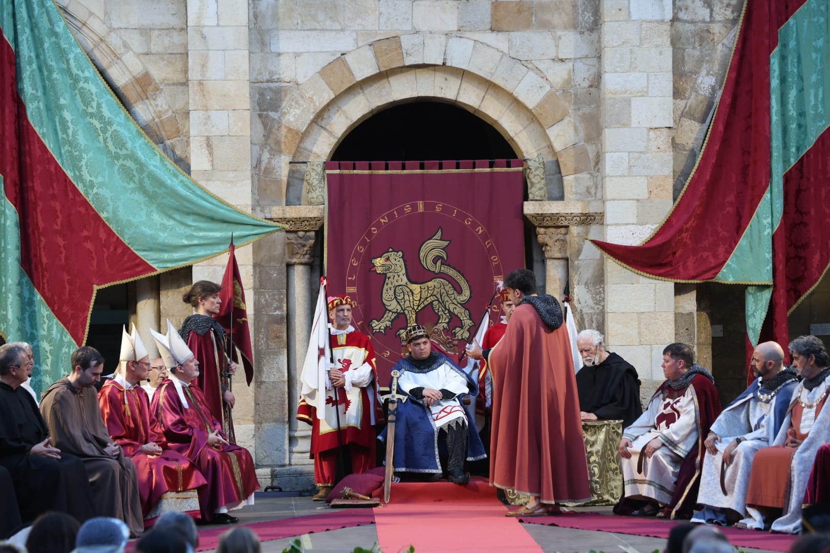 Recreación de las Cortes de León de 1188. | REPORTAJE GRÁFICO DE FERNANDO OTERO