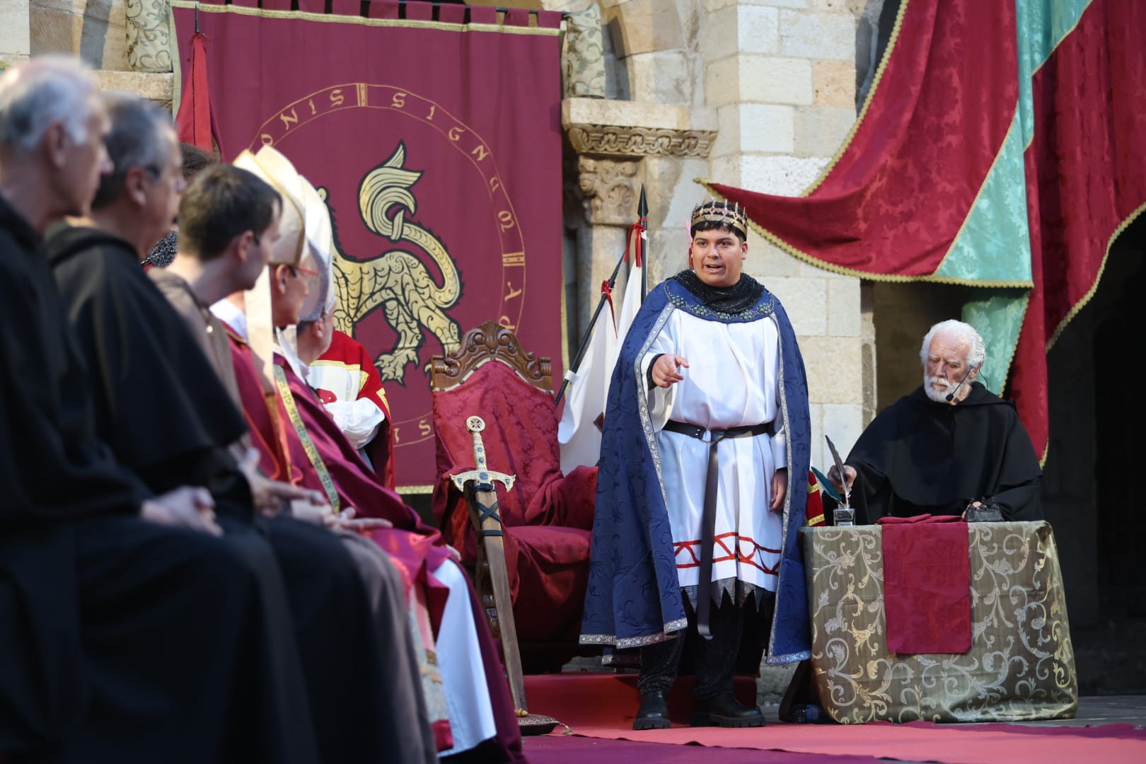 Recreación de las Cortes de León de 1188. | REPORTAJE GRÁFICO DE FERNANDO OTERO