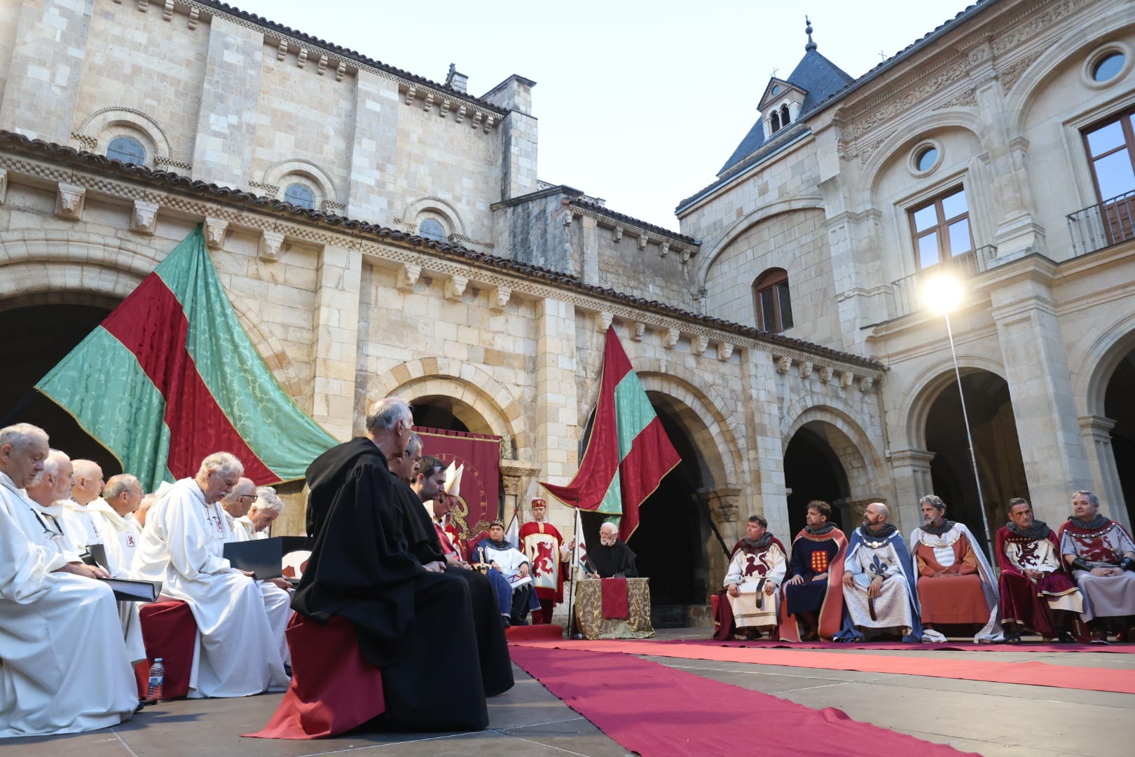 Recreación de las Cortes de León de 1188. | REPORTAJE GRÁFICO DE FERNANDO OTERO