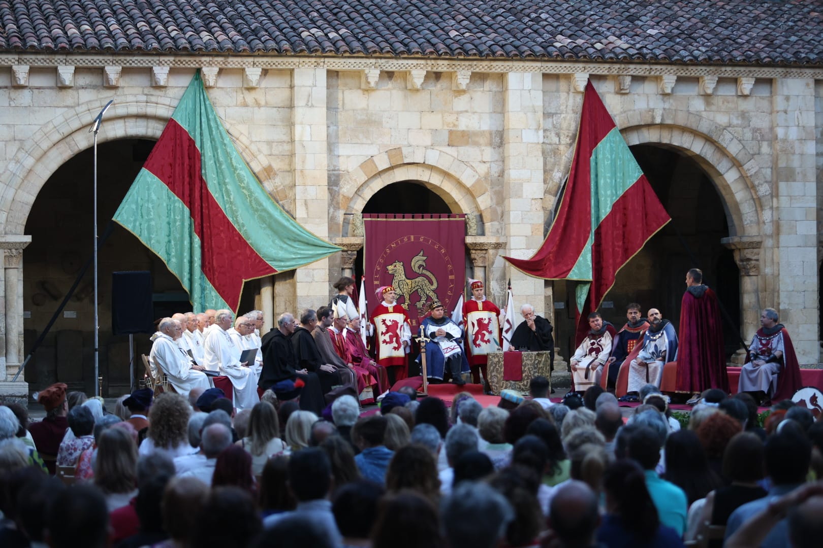 Recreación de las Cortes de León de 1188. | REPORTAJE GRÁFICO DE FERNANDO OTERO