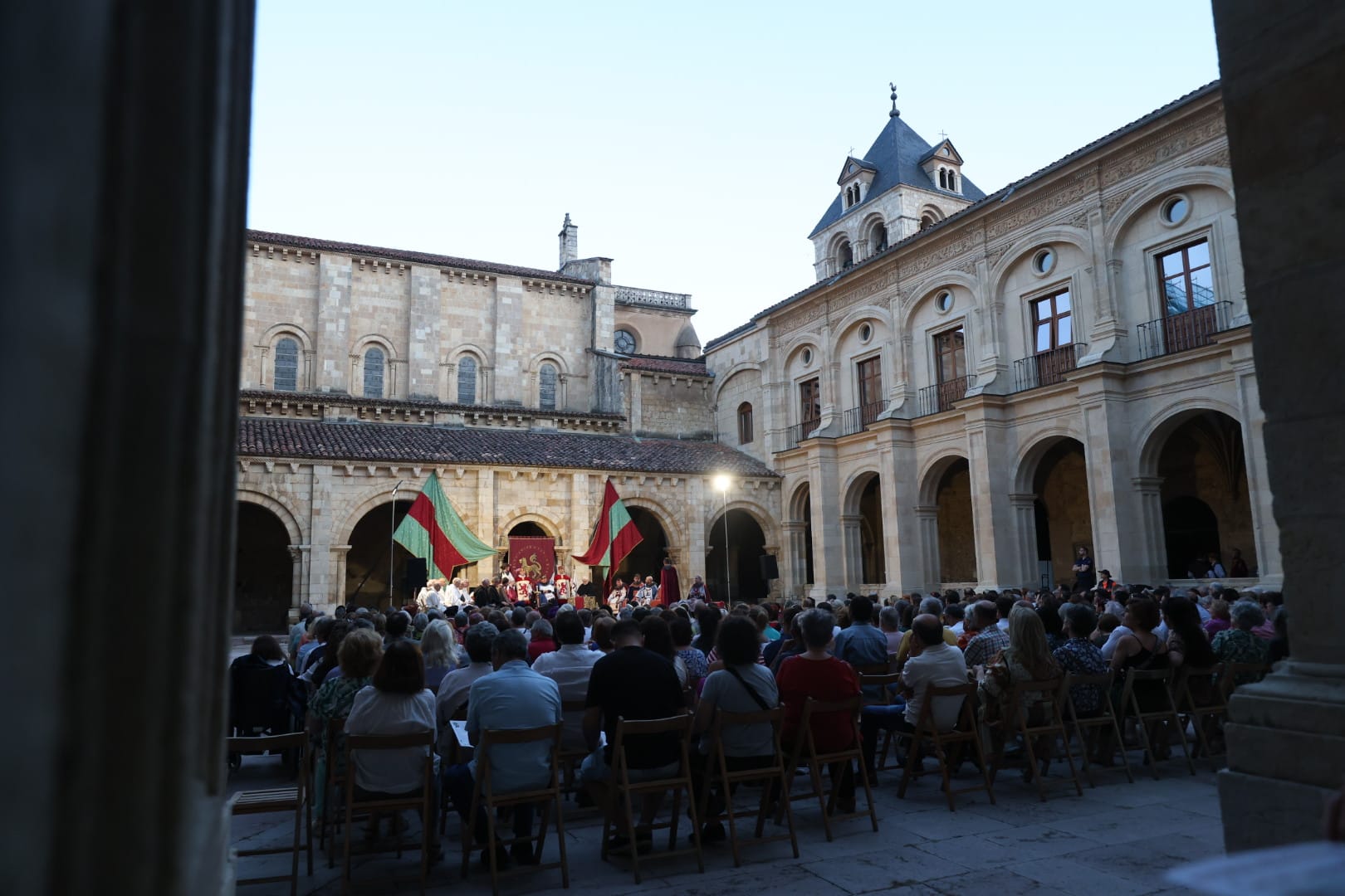 Recreación de las Cortes de León de 1188. | REPORTAJE GRÁFICO DE FERNANDO OTERO