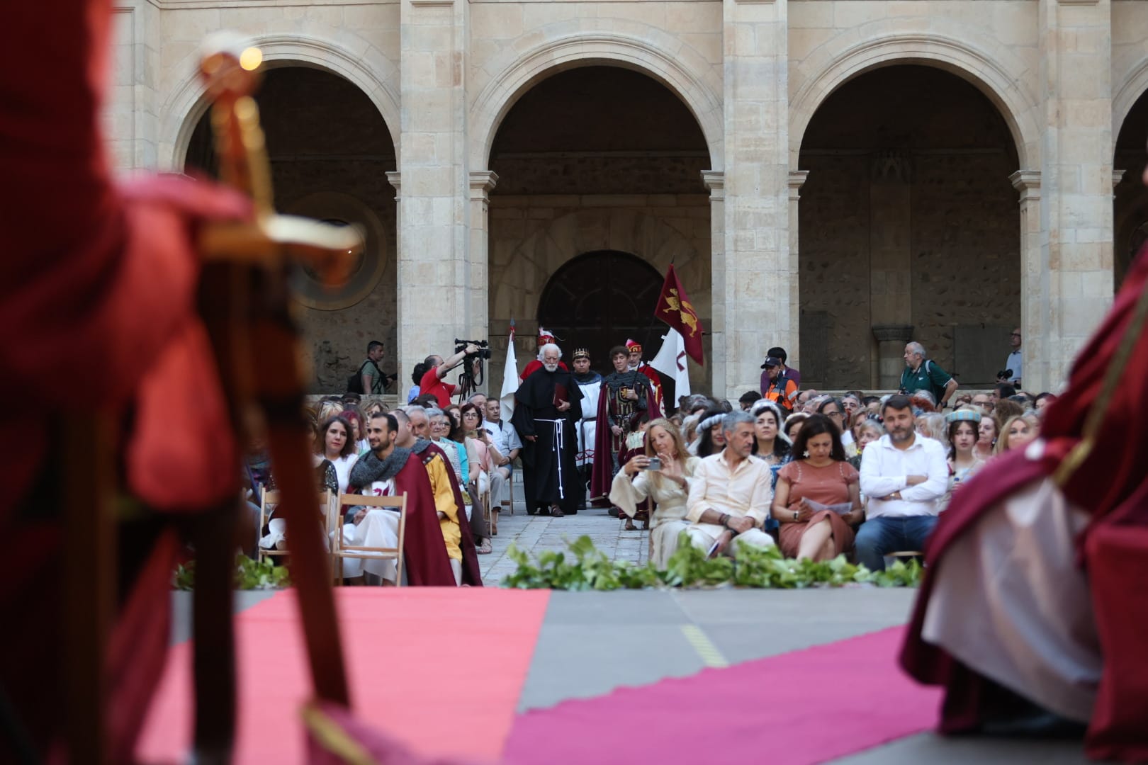 Recreación de las Cortes de León de 1188. | REPORTAJE GRÁFICO DE FERNANDO OTERO