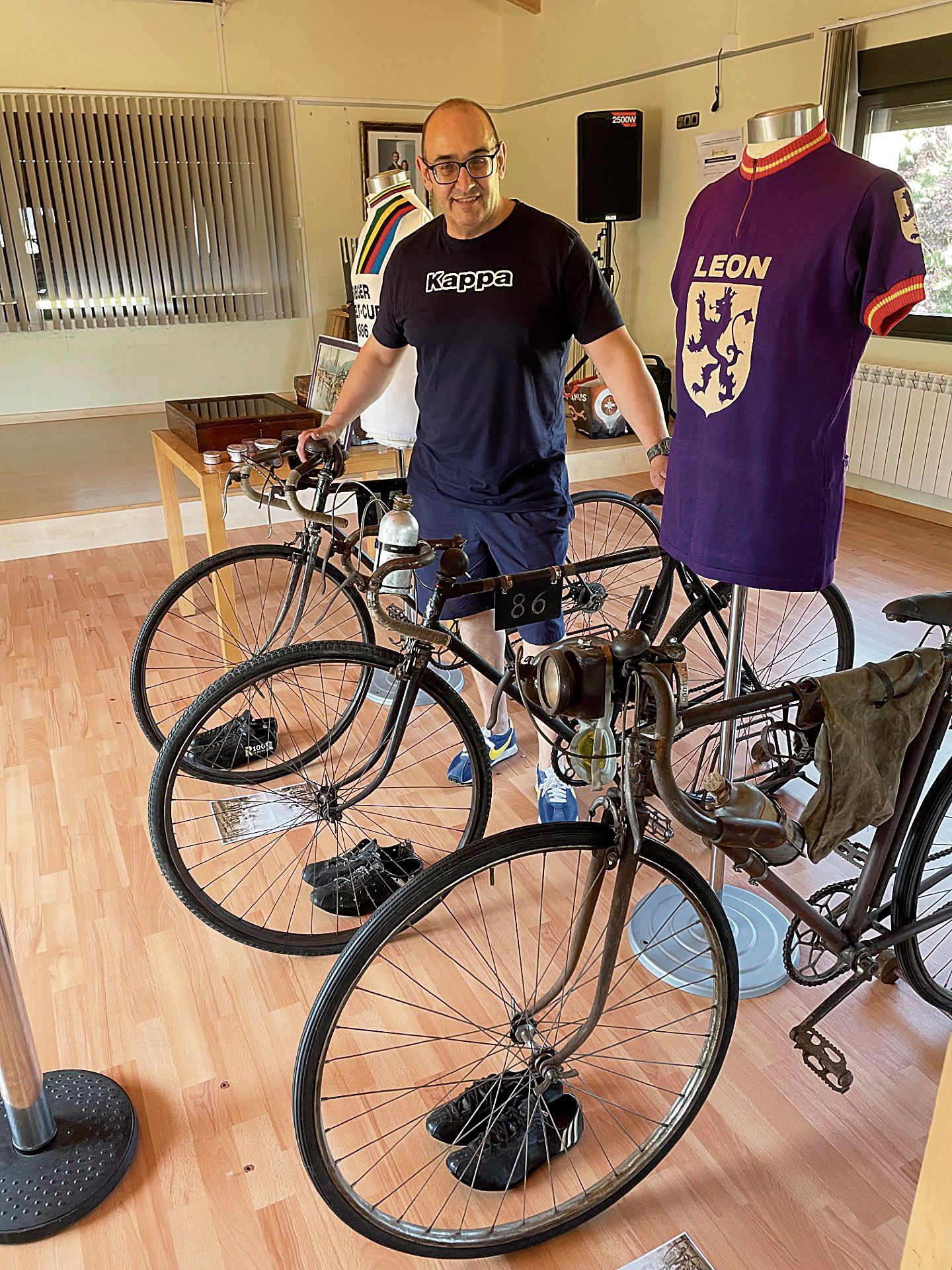 Óscar Paniagua con varias de sus bicicletas y el maillot de León que en su día llevó Senén Blanco, el ciclista de Garrafe. | L.N.C.