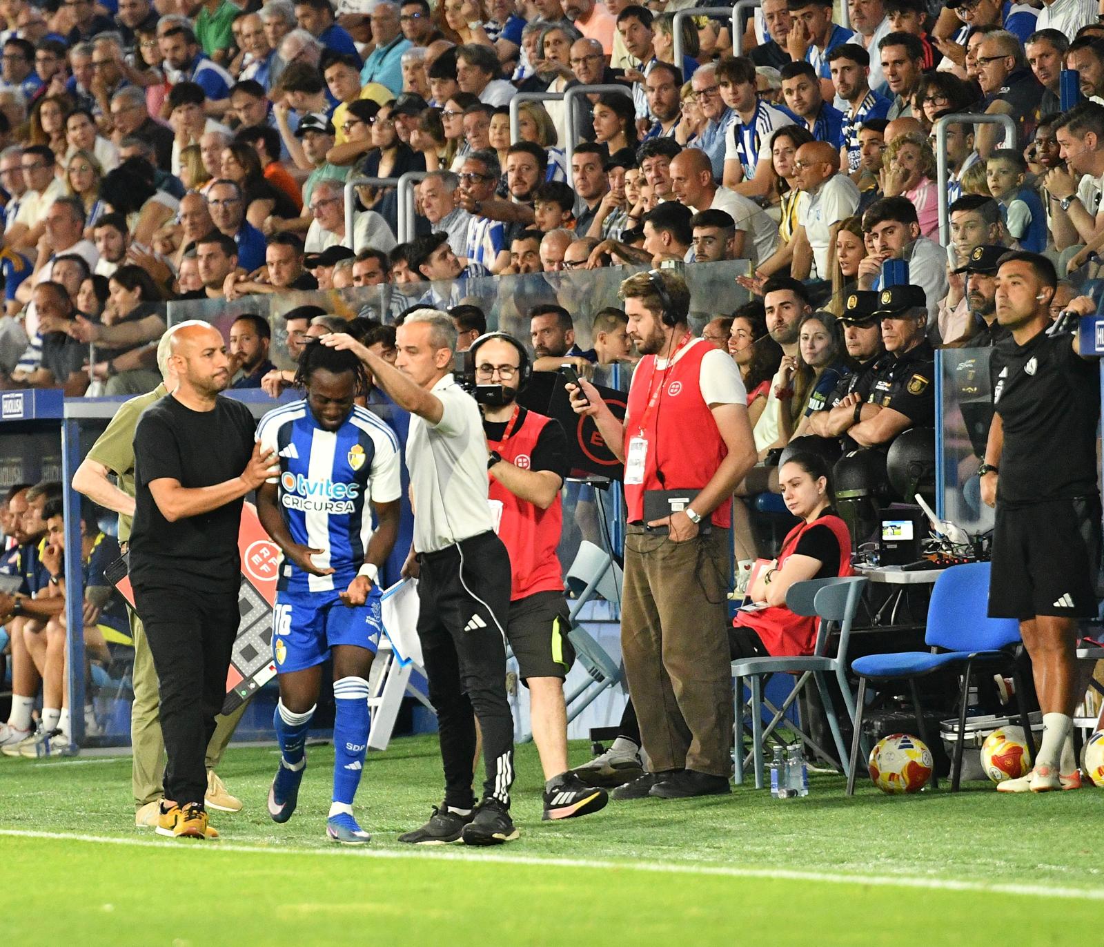 Mehdi Nafti cunsuela a Frimpong tras su lesión a los poco minutos de entrar. QUINITO