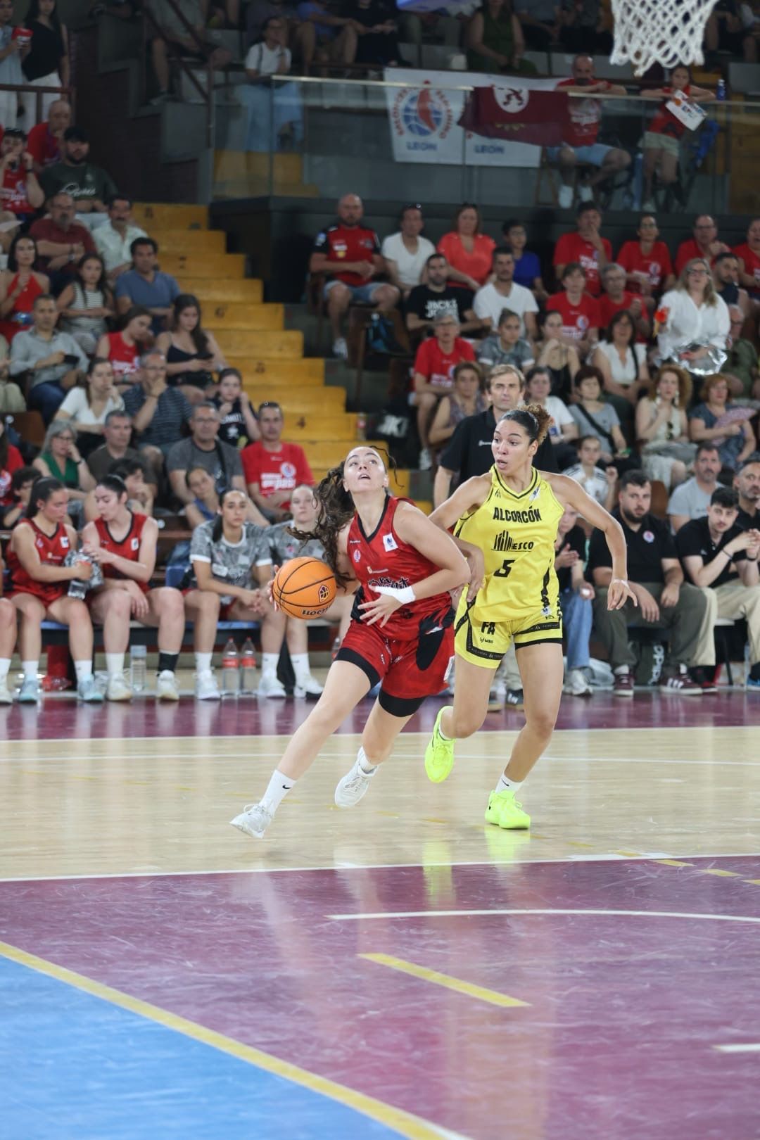 Penetración del Baloncesto Femenino León frente al Alcorcón en el Palacio. | FERNANDO OTERO