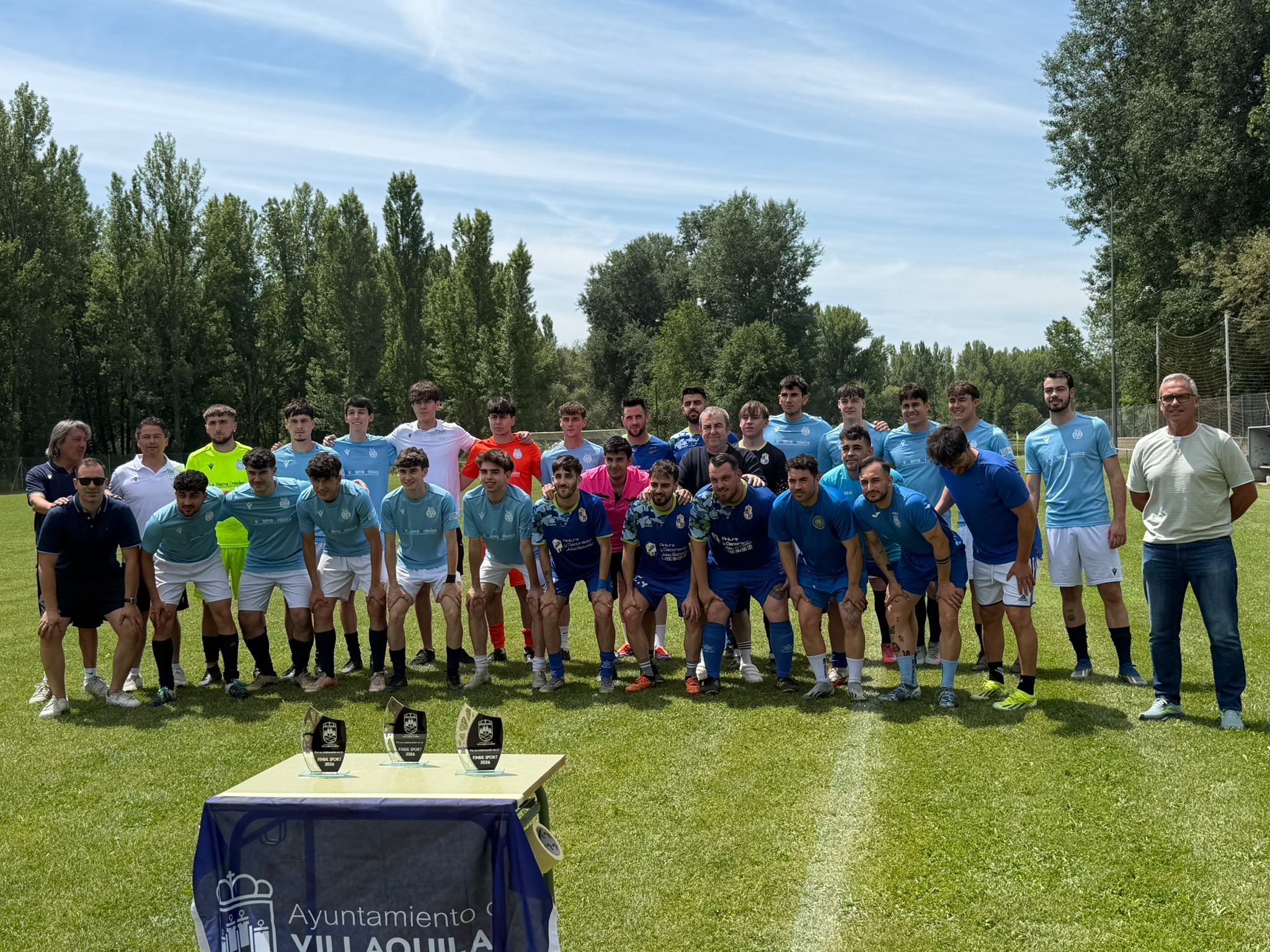 Foto final de los ambos equipos en Villaquilambre. L.N.C.