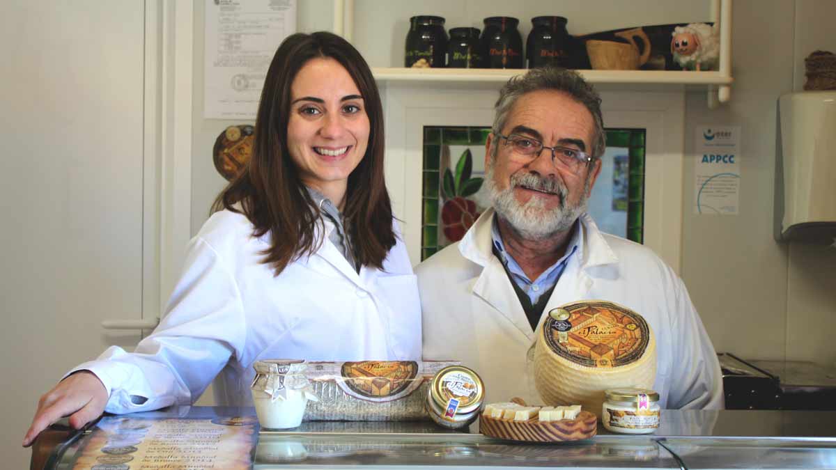 Beatriz y Nano en su despacho de queso en Toral de los Guzmanes. | T. GIGANTO