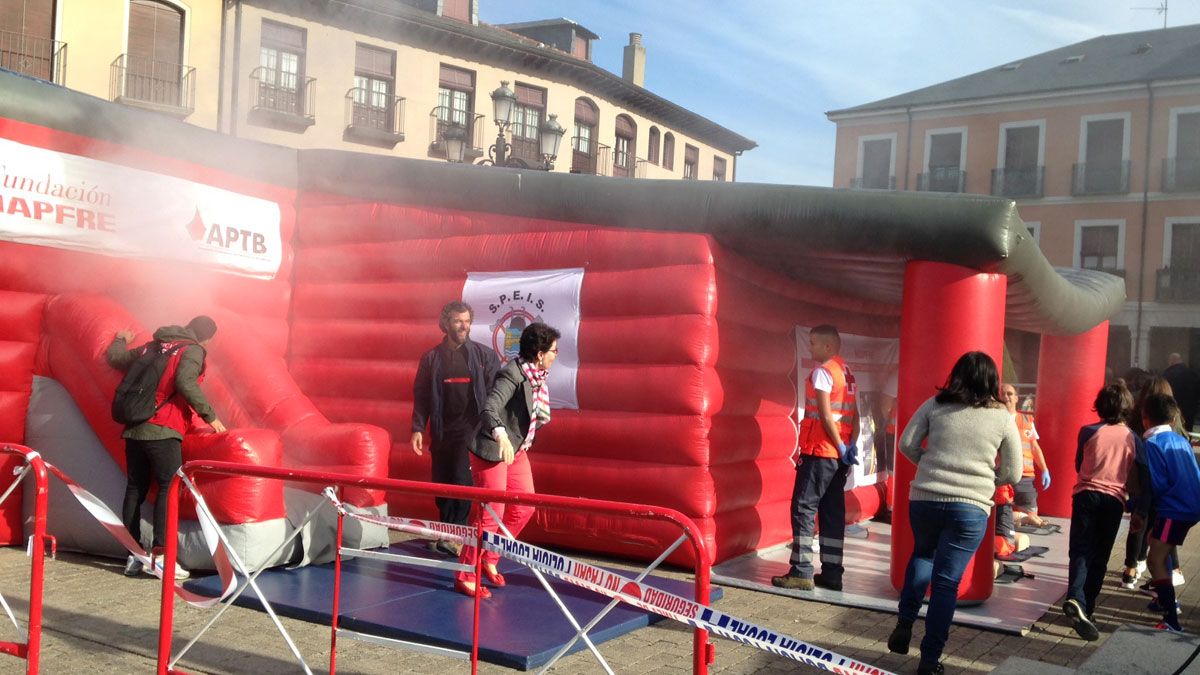 Los niños tenían que intentar salir de una simulada casa en llamas llena de humo. | D.M.