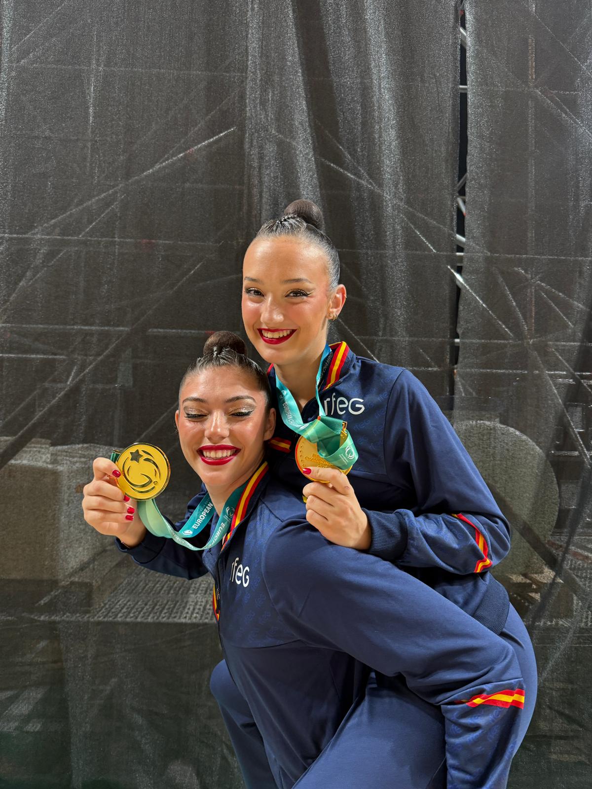 Andrea Corral y Andrea Fernández, con sus medallas. | L.N.C.