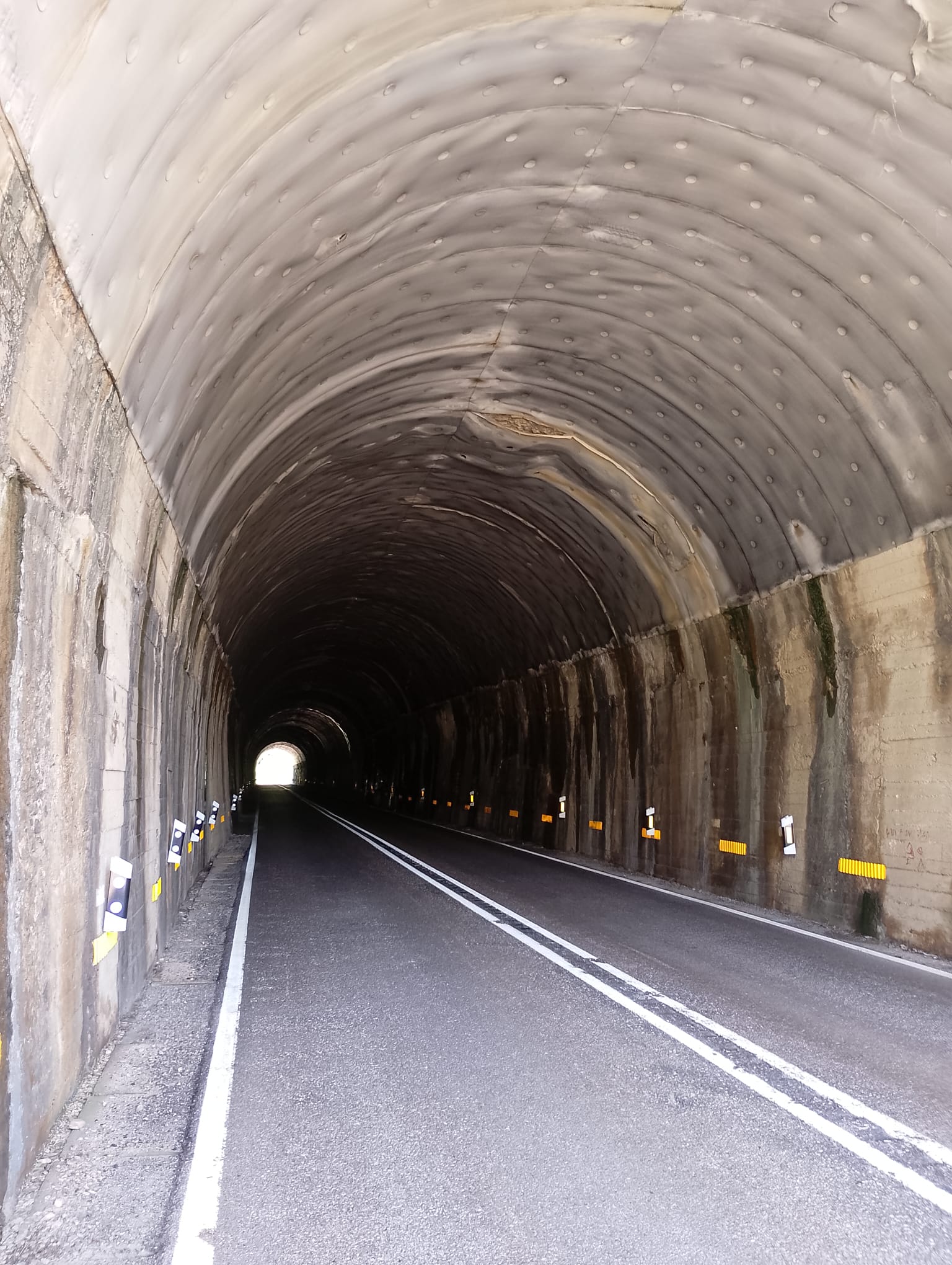 Interior de uno de los túneles de la carretera que rodea el pantano del Porma. | LNC