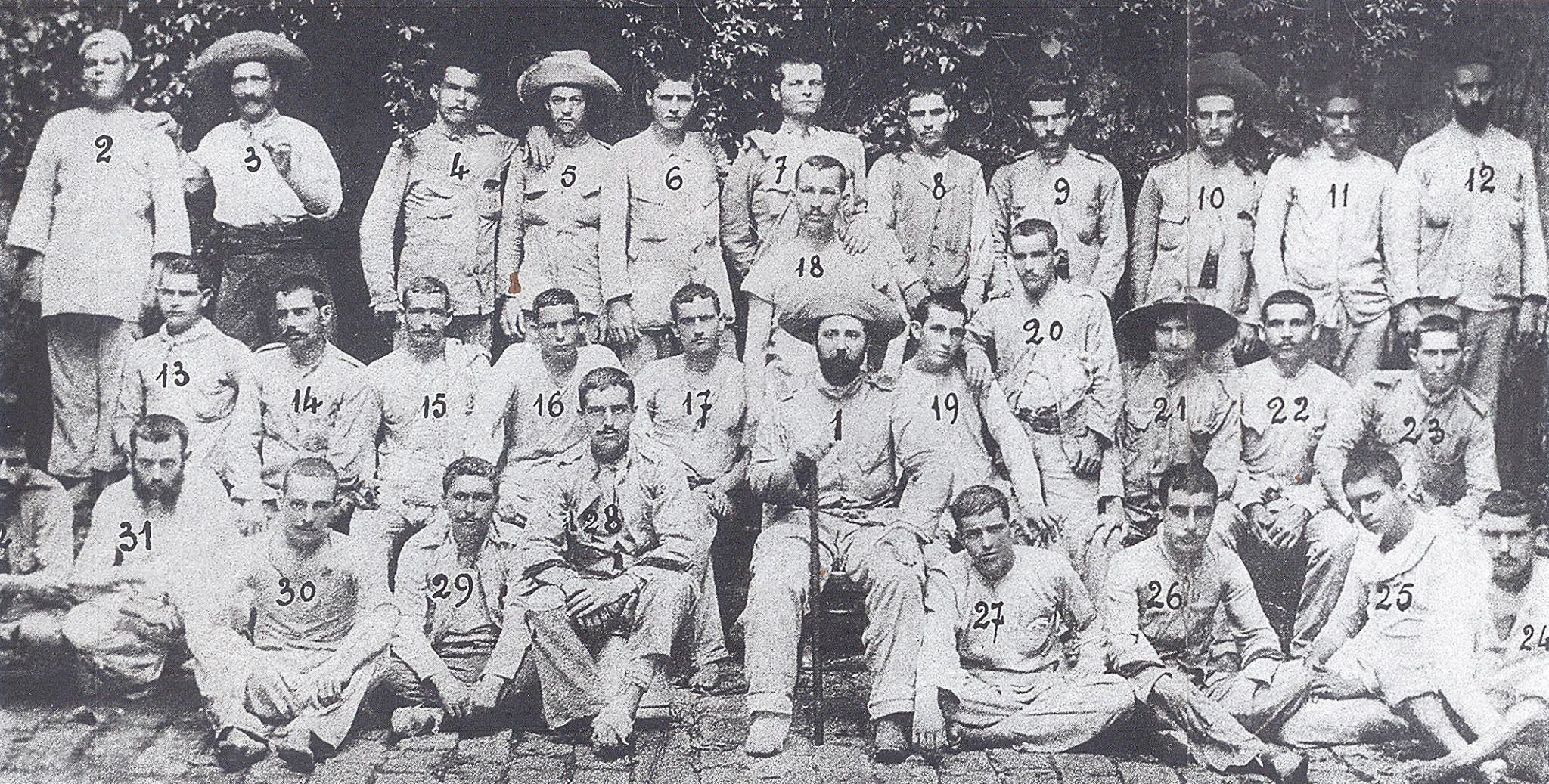 La foto oficial de ‘Los últimos de Filipinas’, en la que no está el capitán Sixto Muñiz pues llegó más tarde. La foto oficial de ‘Los últimos de Filipinas’, en la que no está el capitán Sixto Muñiz pues llegó más tarde.