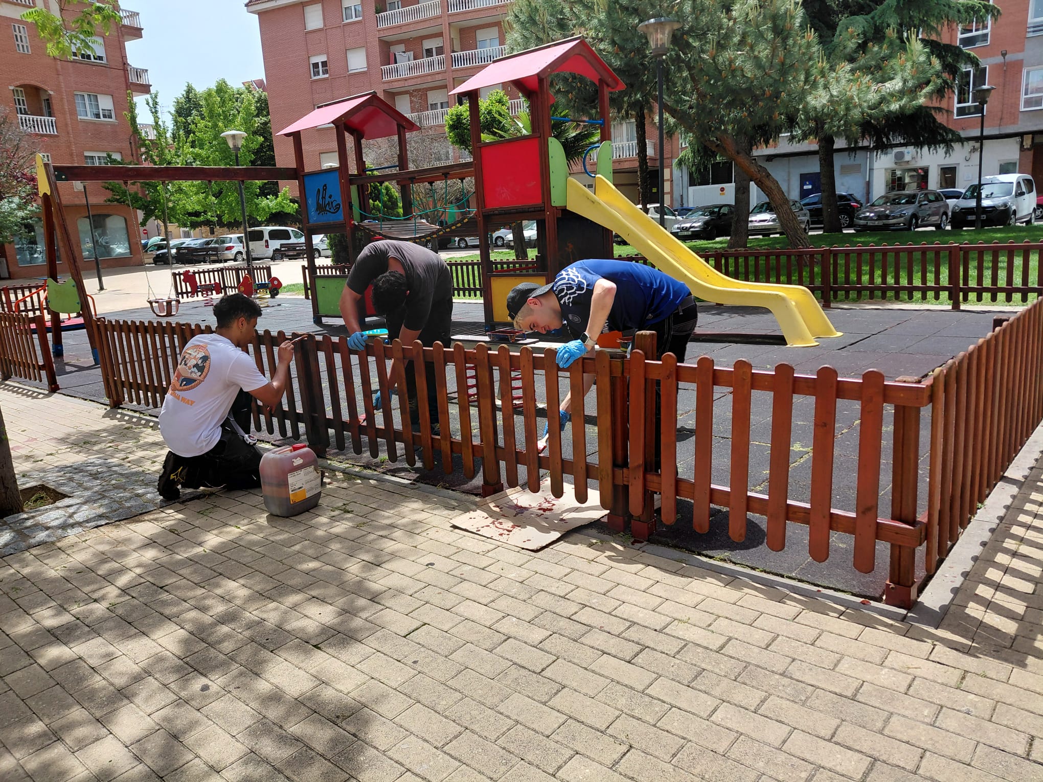 Acondicionamiento de los juegos infantiles de la ciudad por alumnos de la Escuela Taller. | L.N.C.