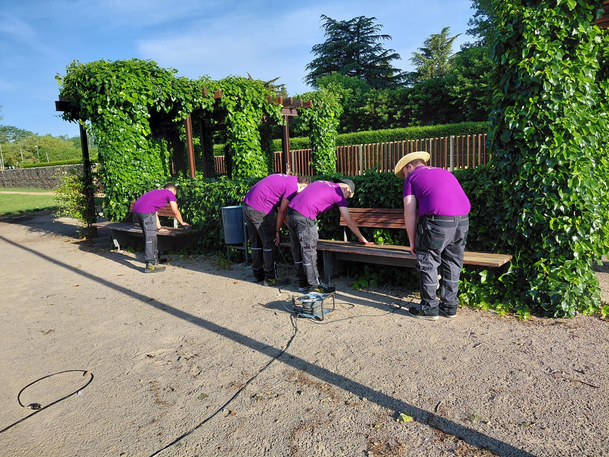 Labores de acondicionamiento en el Parque del Mayor de La Bañeza. | L.N.C. Labores de acondicionamiento en el Parque del Mayor de La Bañeza. | L.N.C.