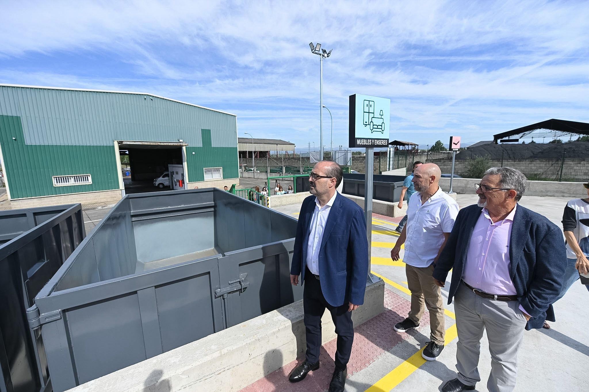 Morala inaugurando el Punto Limpio tras su remodelación.
