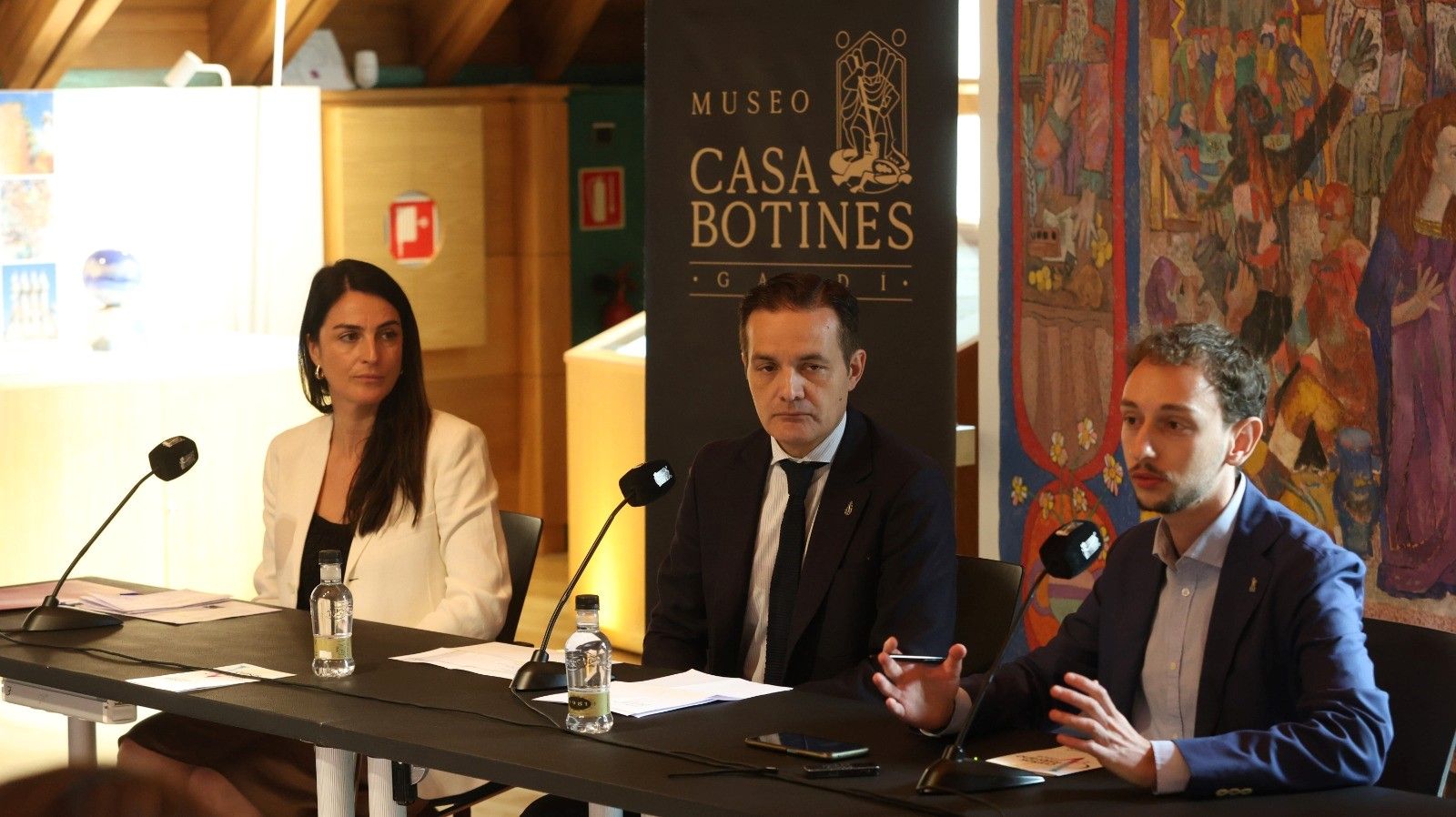 Nadia Teixeira, Raúl Fernández Sobrino y Carlos Varela en la presentación del programa de verano de Botines. | FERNANDO OTERO