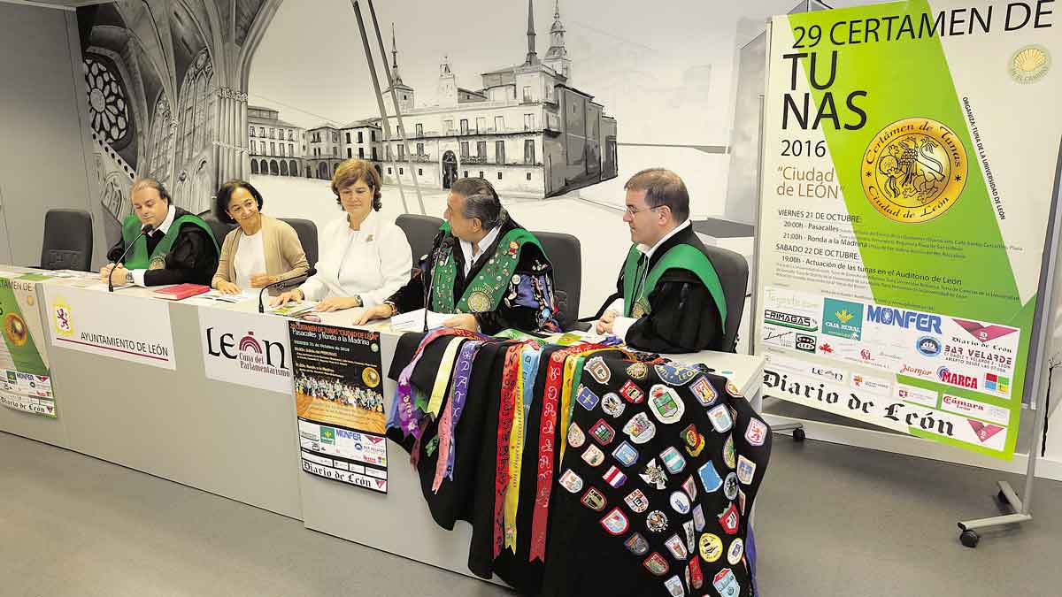 La vicerrectora Ana García y la concejala Margarita Torres con representantes de la Tuna Universitaria de León. | CÉSAR