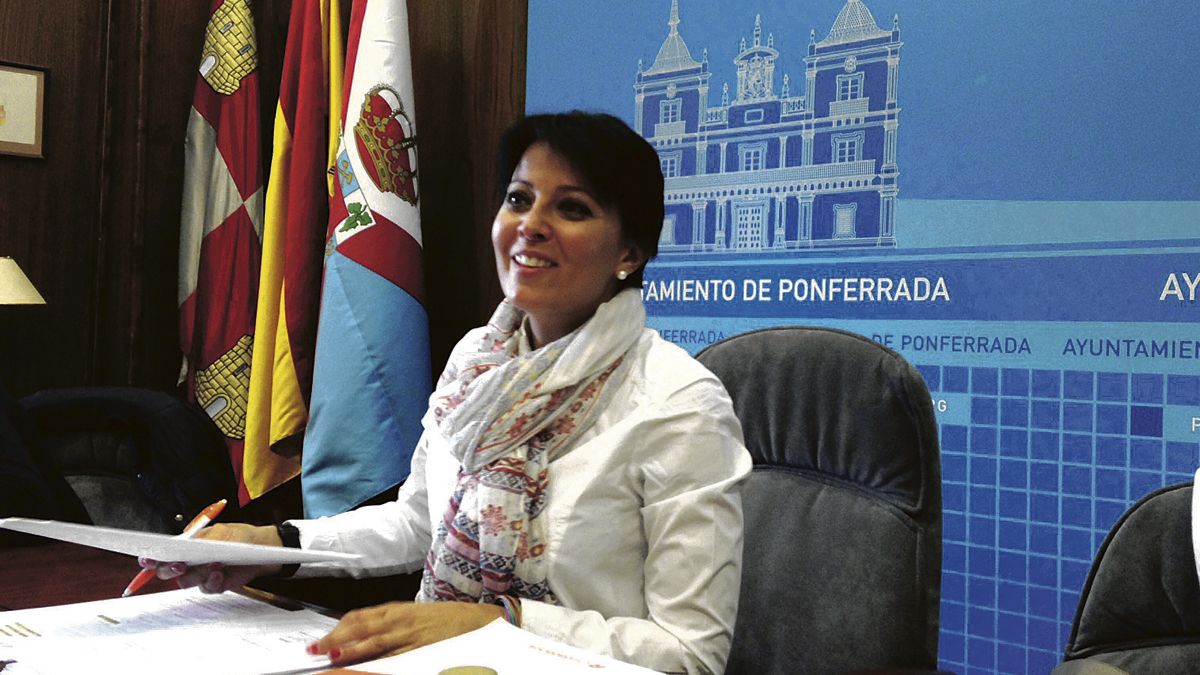 Rosa Luna dando a conocer las PNL que traslada a Valladolid. | MAR IGLESIAS