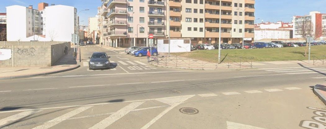 Entorno donde ha tenido lugar el choque entre el turismo y la motocicleta en León. | L.N.C.
