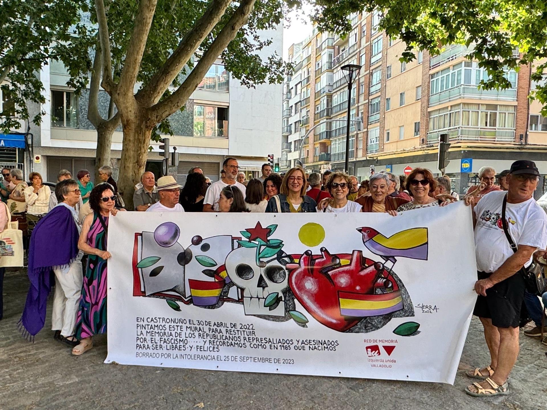 Concentración en apoyo a Manuel Sierra antes del juicio por el borrado del mural que pintó en Castronuño (Valladolid). | FEDERACIÓN DE ASOCIACIONES VECINALES Concentración en apoyo a Manuel Sierra antes del juicio por el borrado del mural que pintó en Castronuño (Valladolid). | FEDERACIÓN DE ASOCIACIONES VECINALES